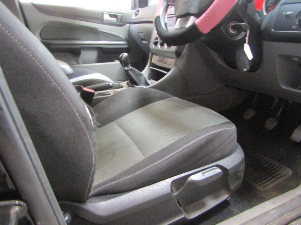 10 10 Ford Focus Zetec 125 - Image 23 of 23