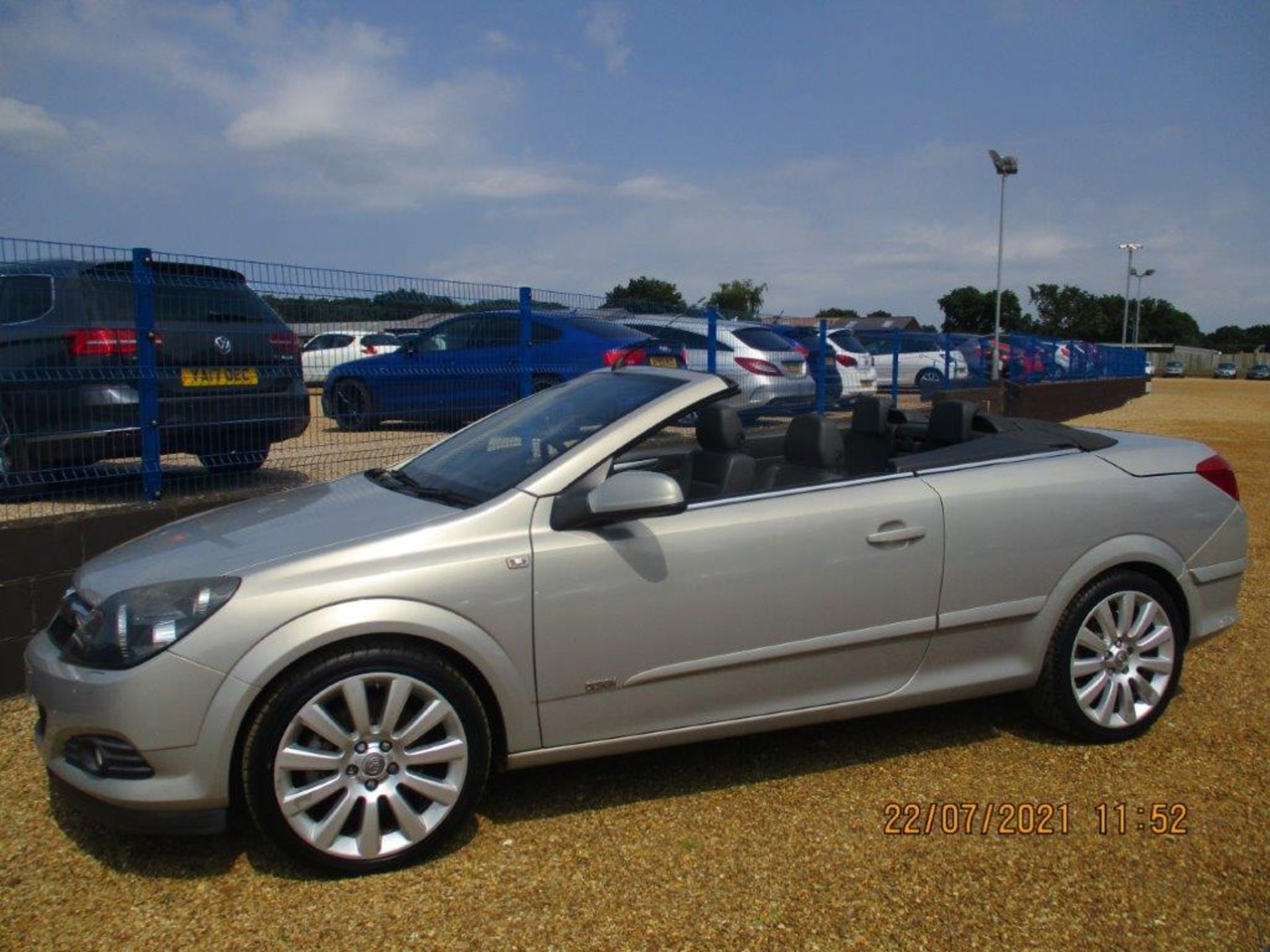 57 08 Vauxhall Astra Twin Top Design - Image 2 of 18