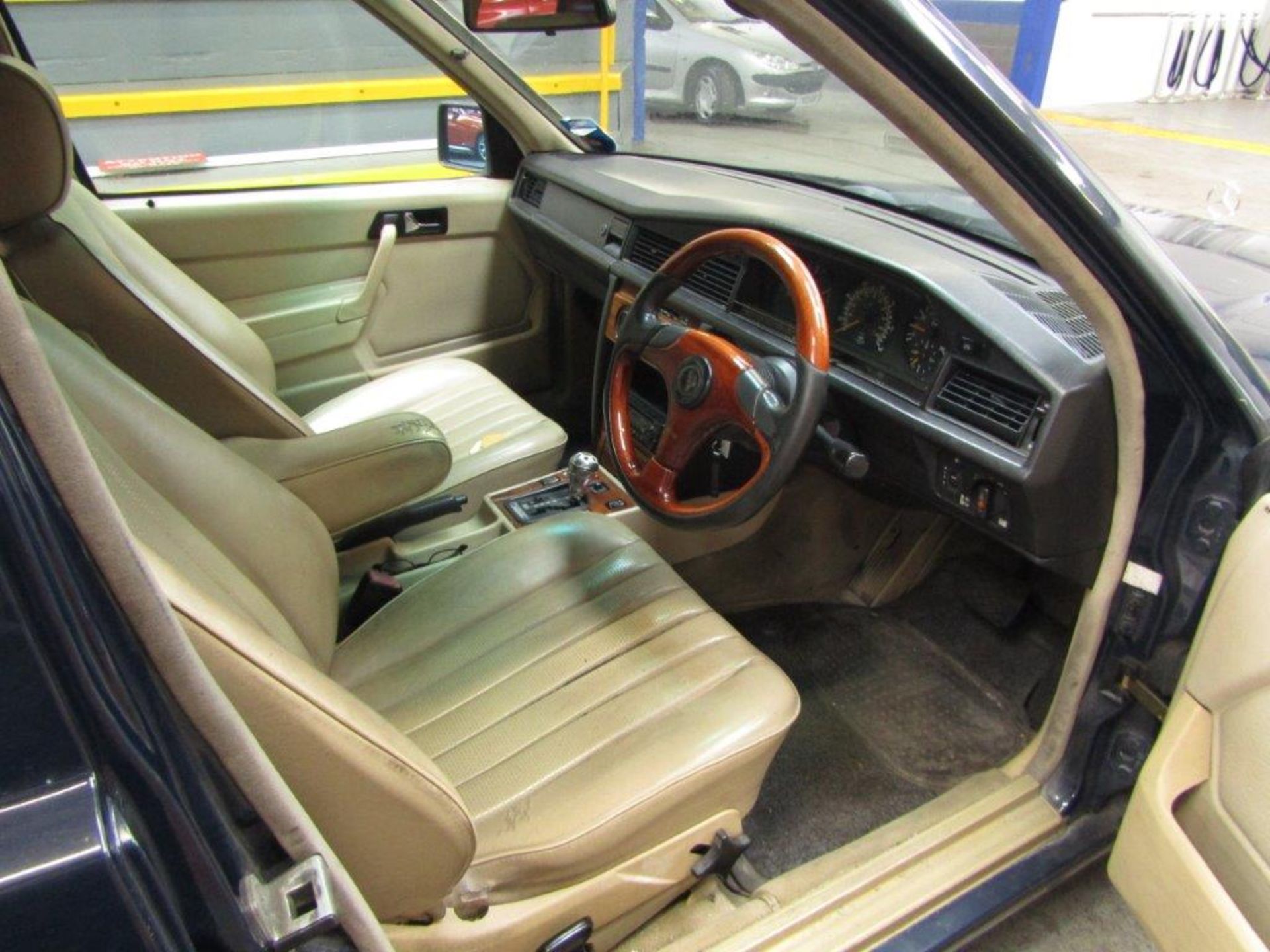 J 91 Mercedes 190E - Image 7 of 26