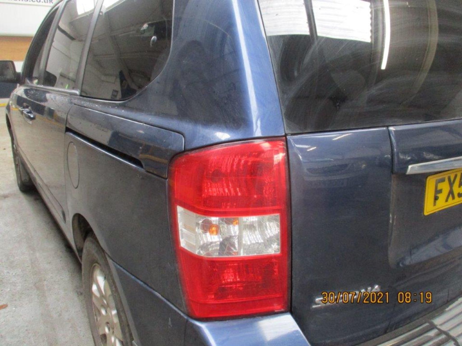 09 58 Kia Sedona LS MPV - Image 13 of 24