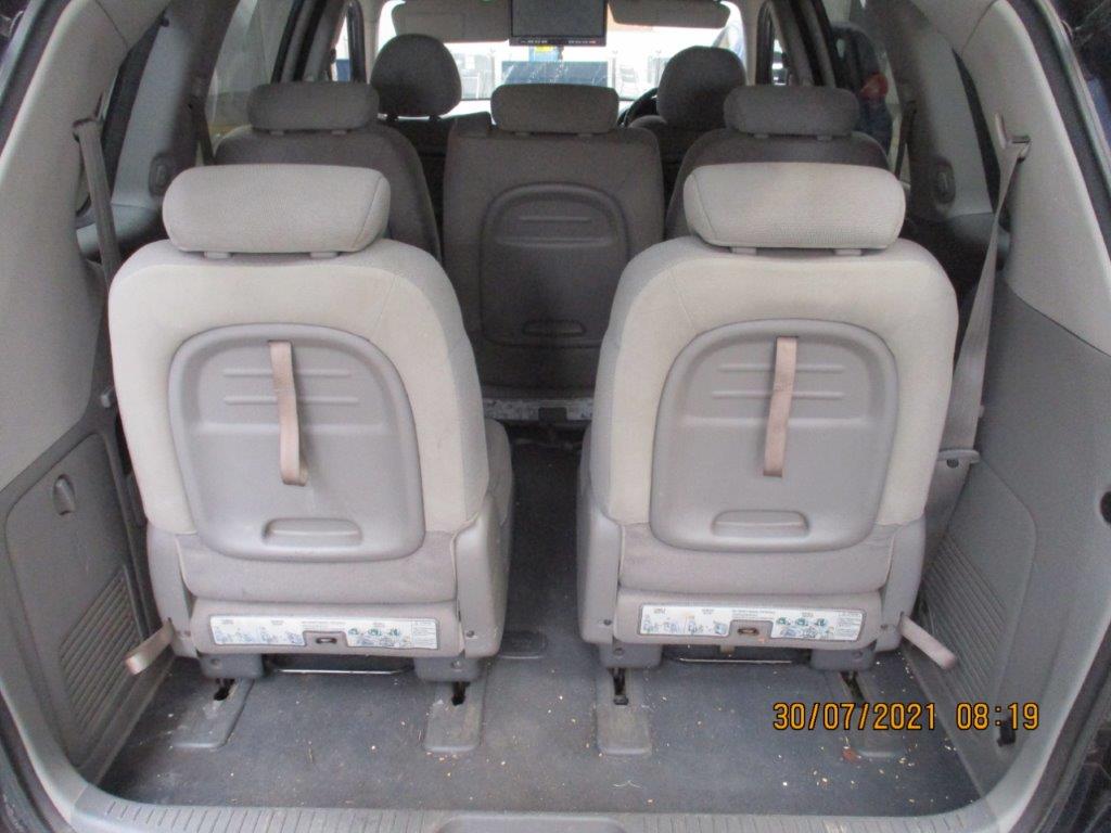 09 58 Kia Sedona LS MPV - Image 8 of 24