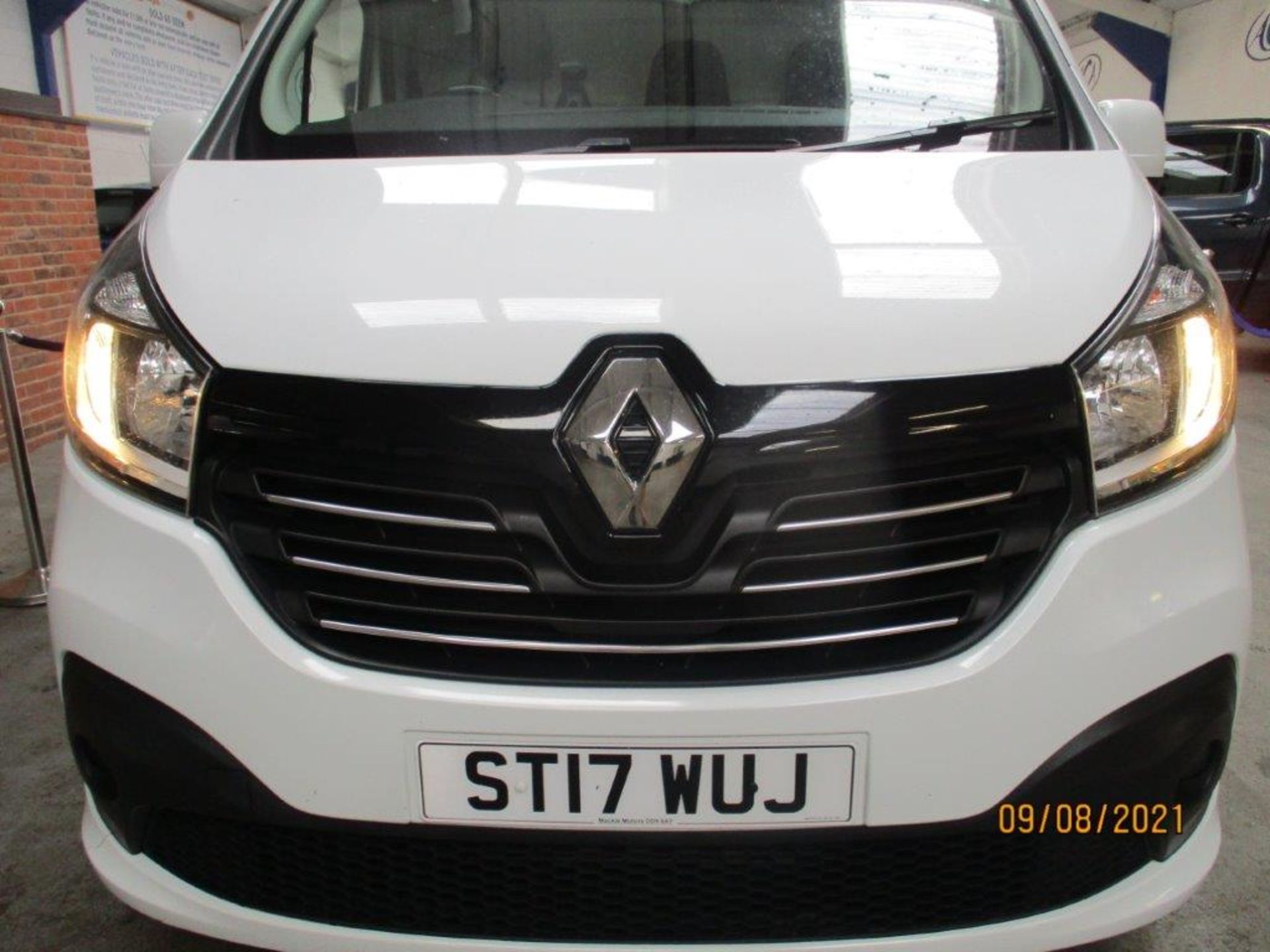 17 17 Renault Trafic LL29 Sport Nav - Image 9 of 31