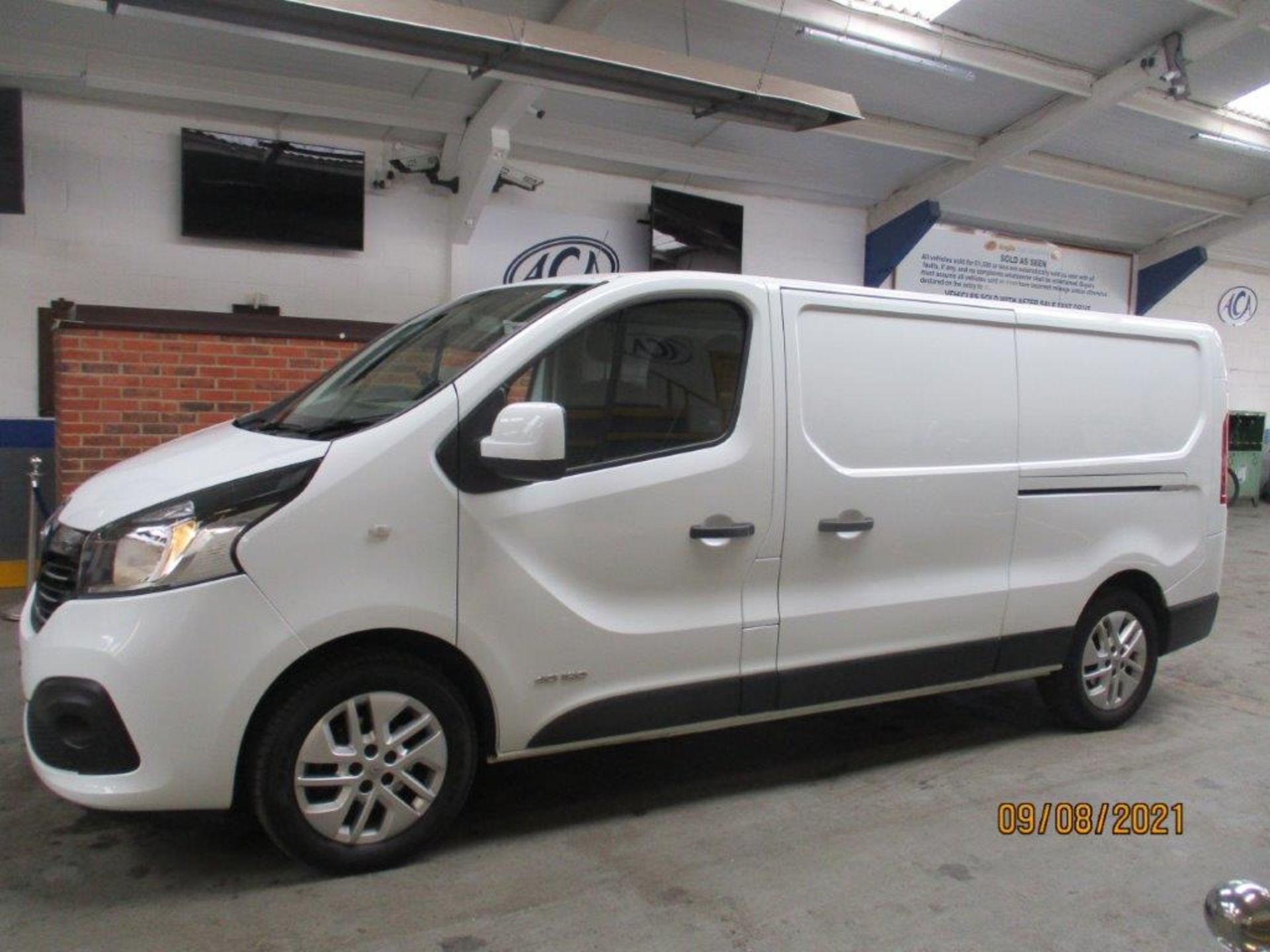 17 17 Renault Trafic LL29 Sport Nav