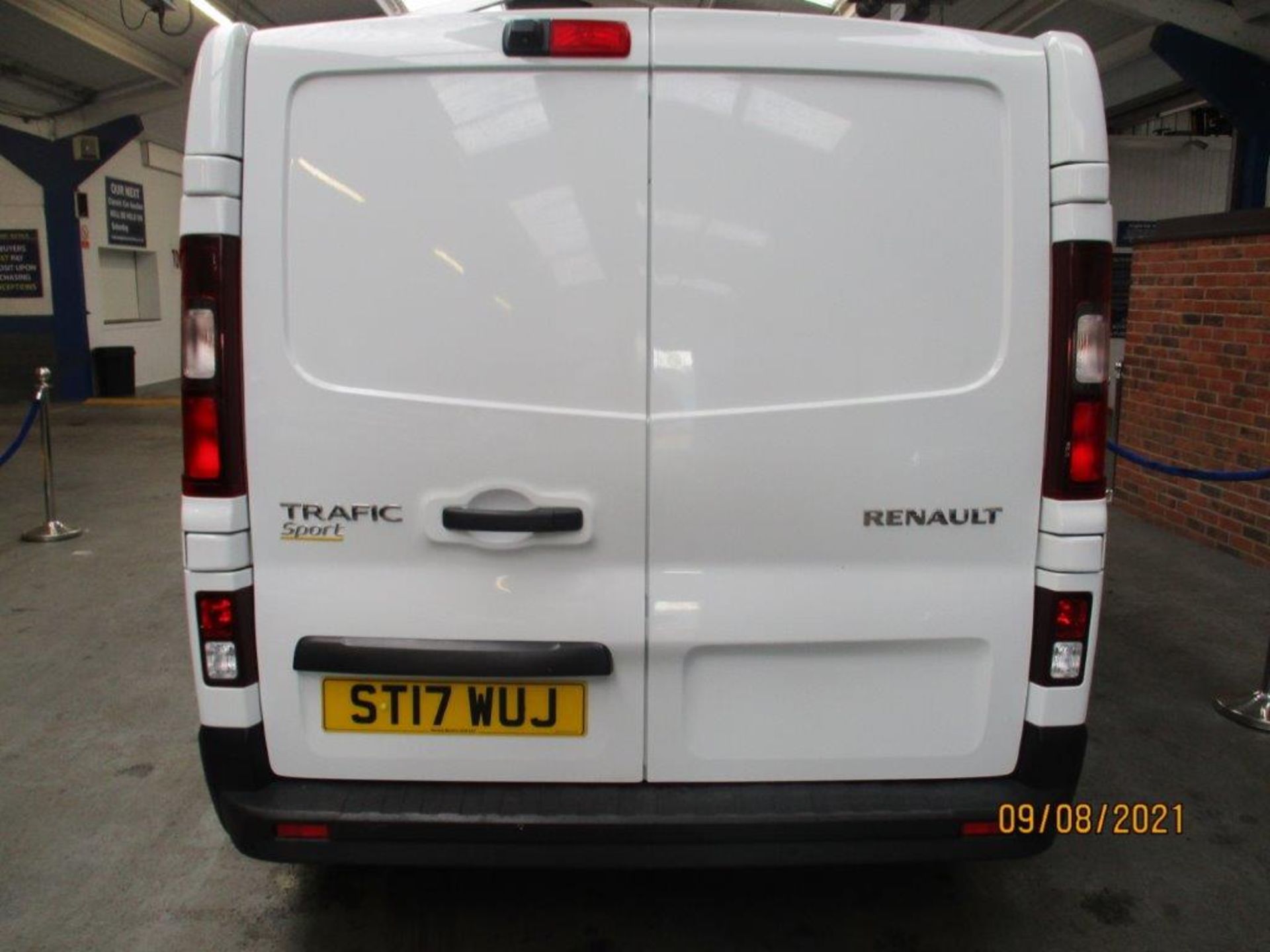 17 17 Renault Trafic LL29 Sport Nav - Image 8 of 31