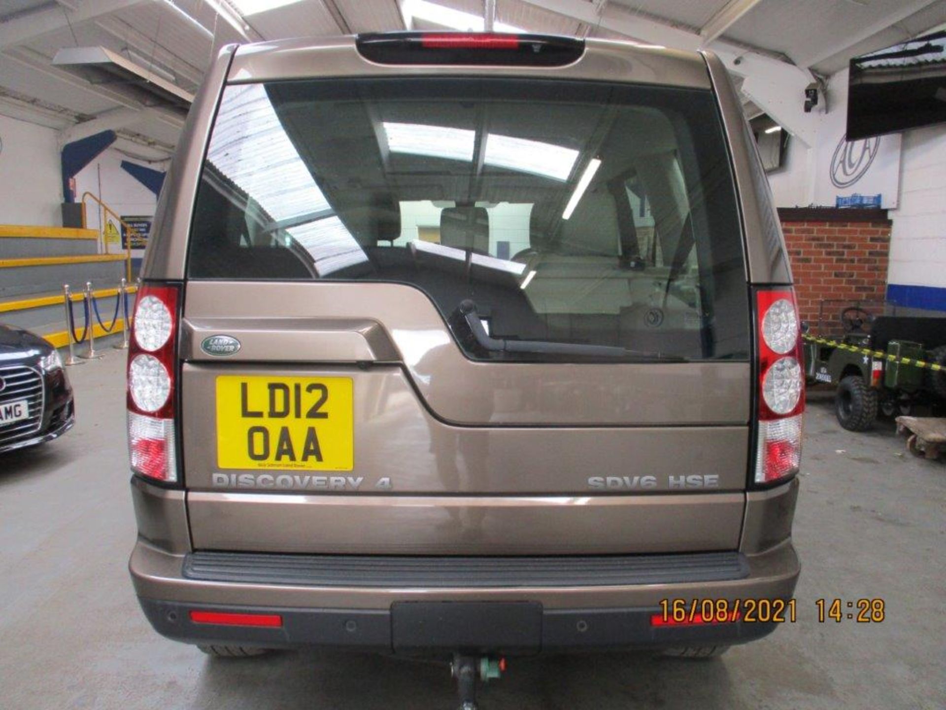 12 12 L/Rover Discovery HSE SDV6 - Image 8 of 32
