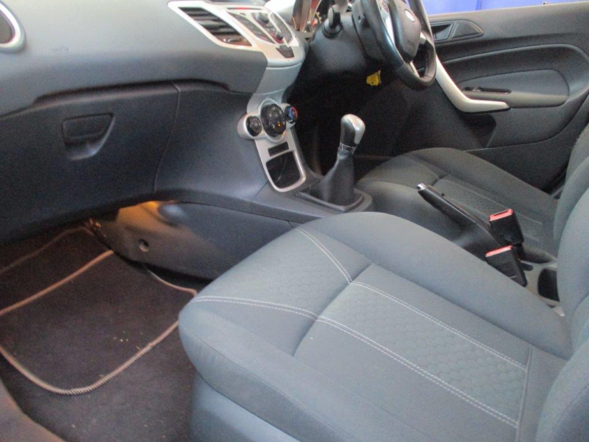 59 10 Ford Fiesta Zetec 68 TDCi - Image 15 of 21