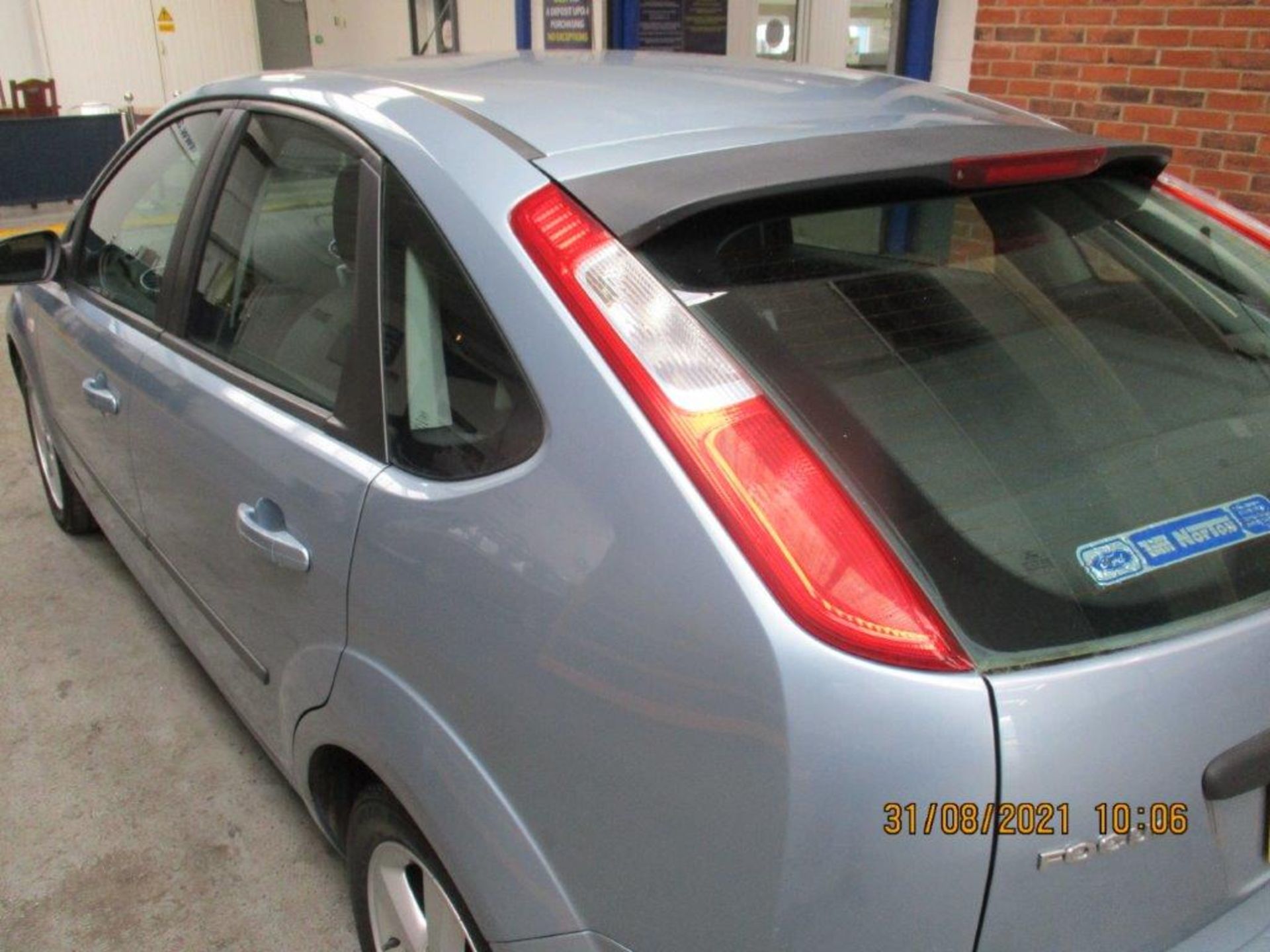 06 06 Ford Focus Zetec Climate TDi - Image 14 of 18