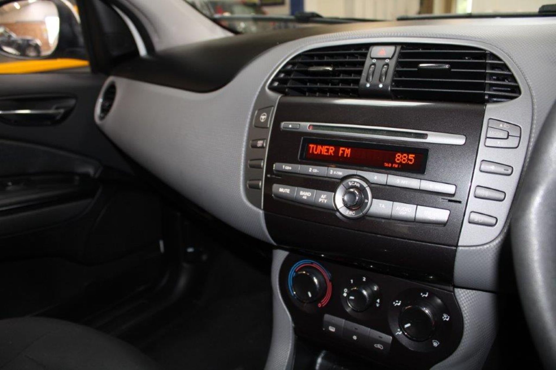 61 12 Fiat Bravo Active - Image 8 of 28