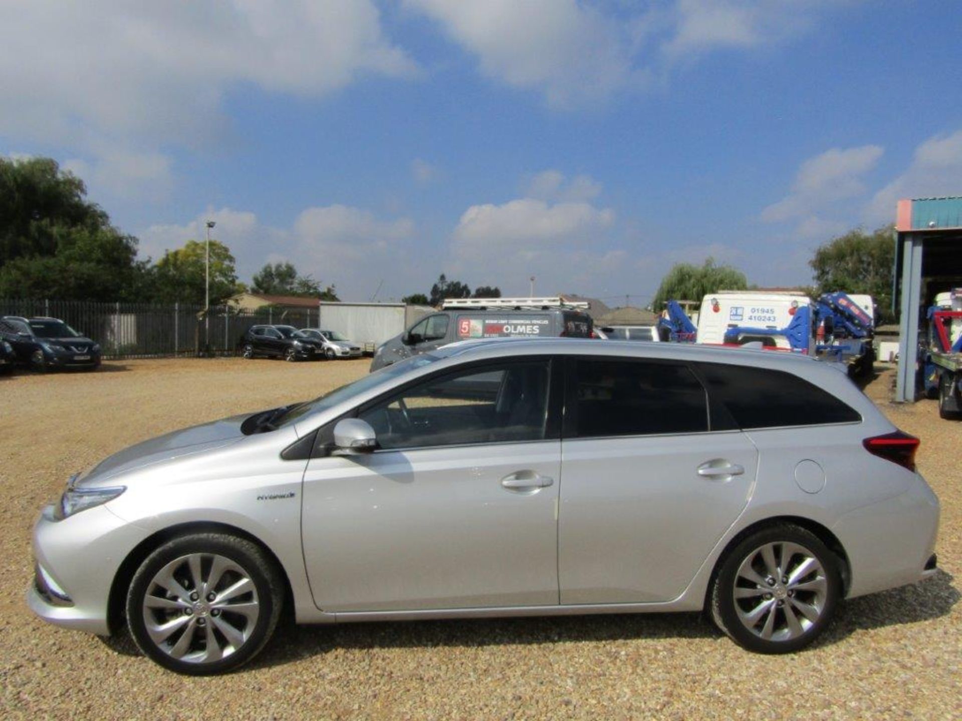 18 18 Toyota Auris Excel HEV - Image 2 of 26