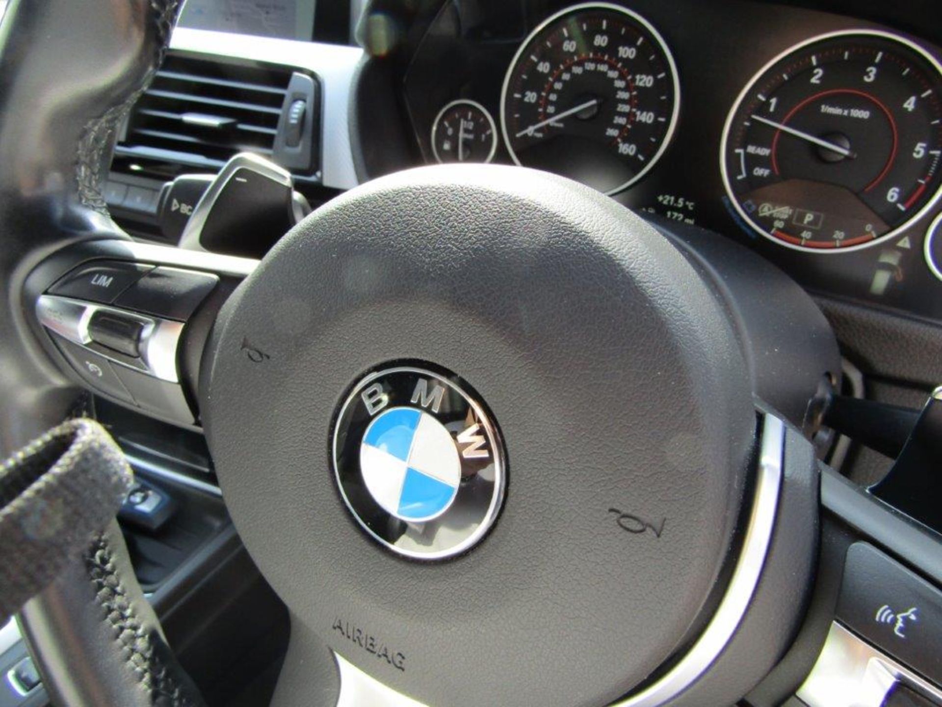 15 15 BMW 330D X DRIVE M Sport Auto - Image 22 of 31