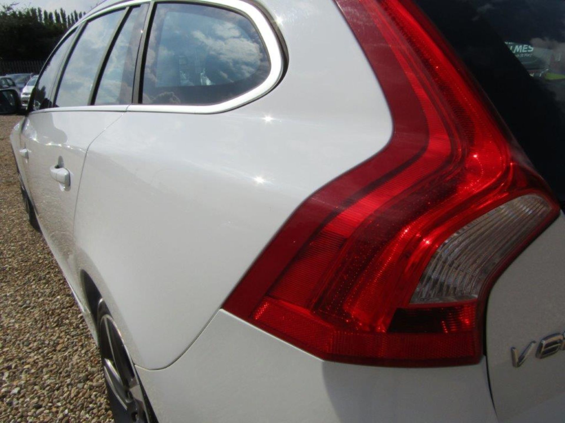 12 12 Volvo V60 R-Design Drive - Image 11 of 21