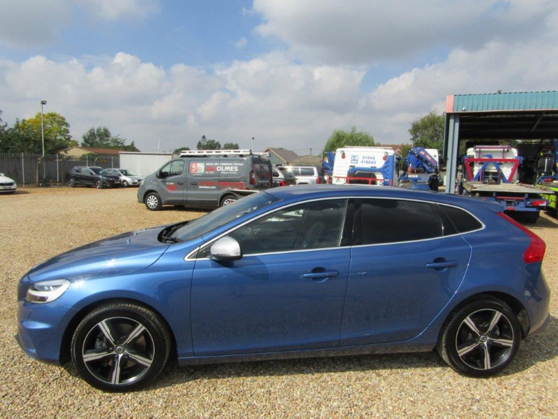 19 19 Volvo V40 R-Design Edition - Image 2 of 32