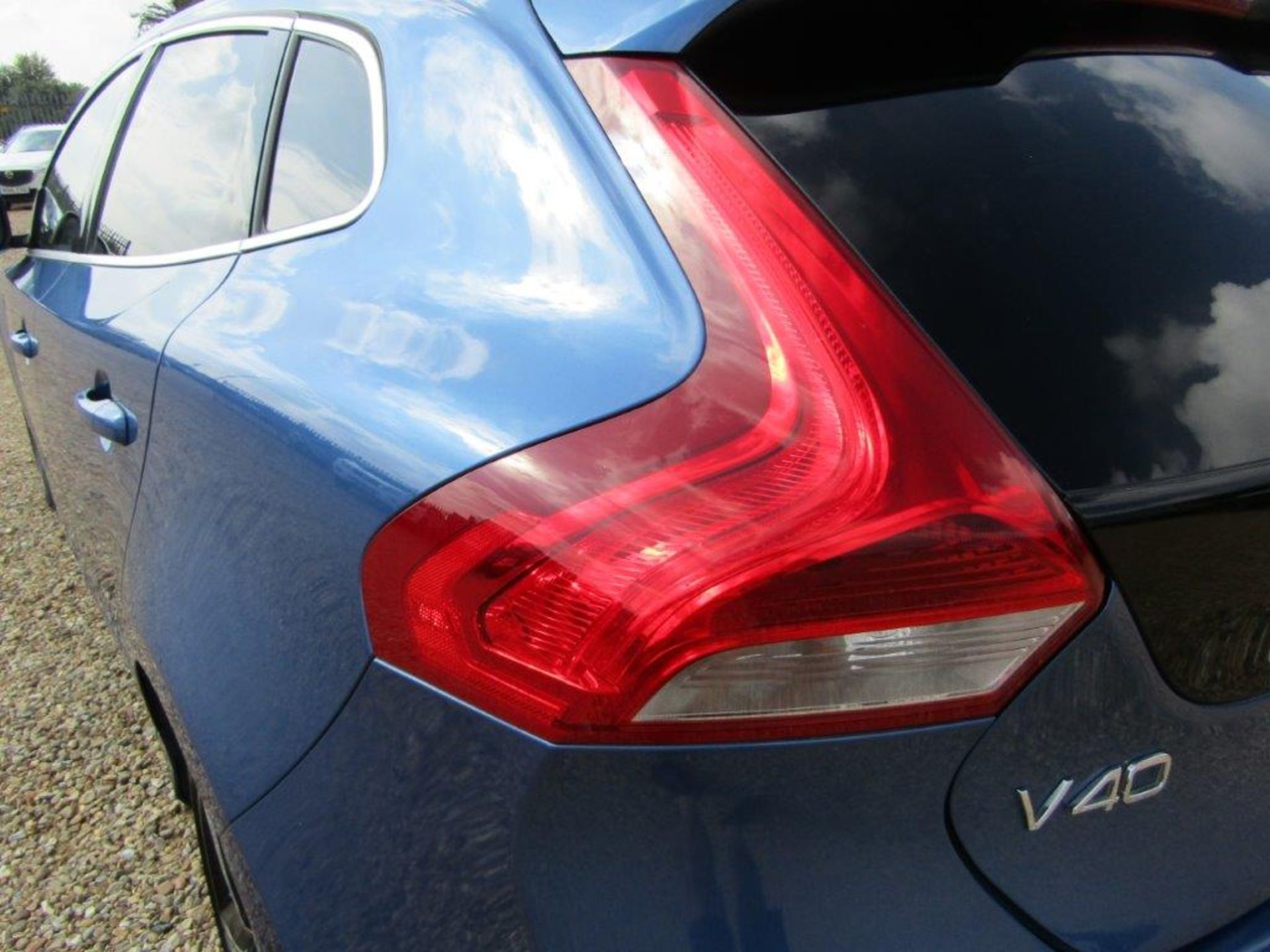 19 19 Volvo V40 R-Design Edition - Image 26 of 32