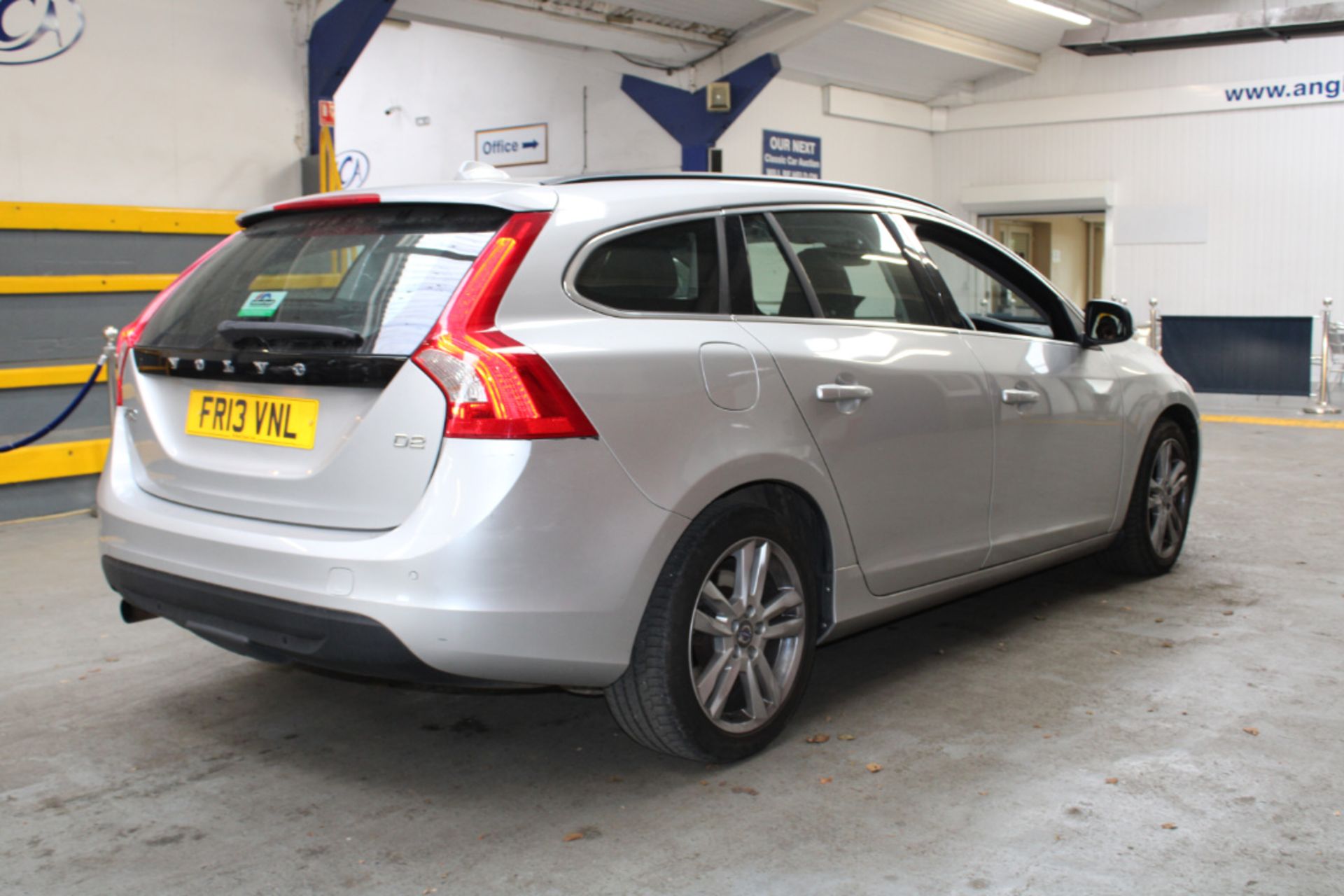 13 13 Volvo V60 SE D2 - Image 3 of 18