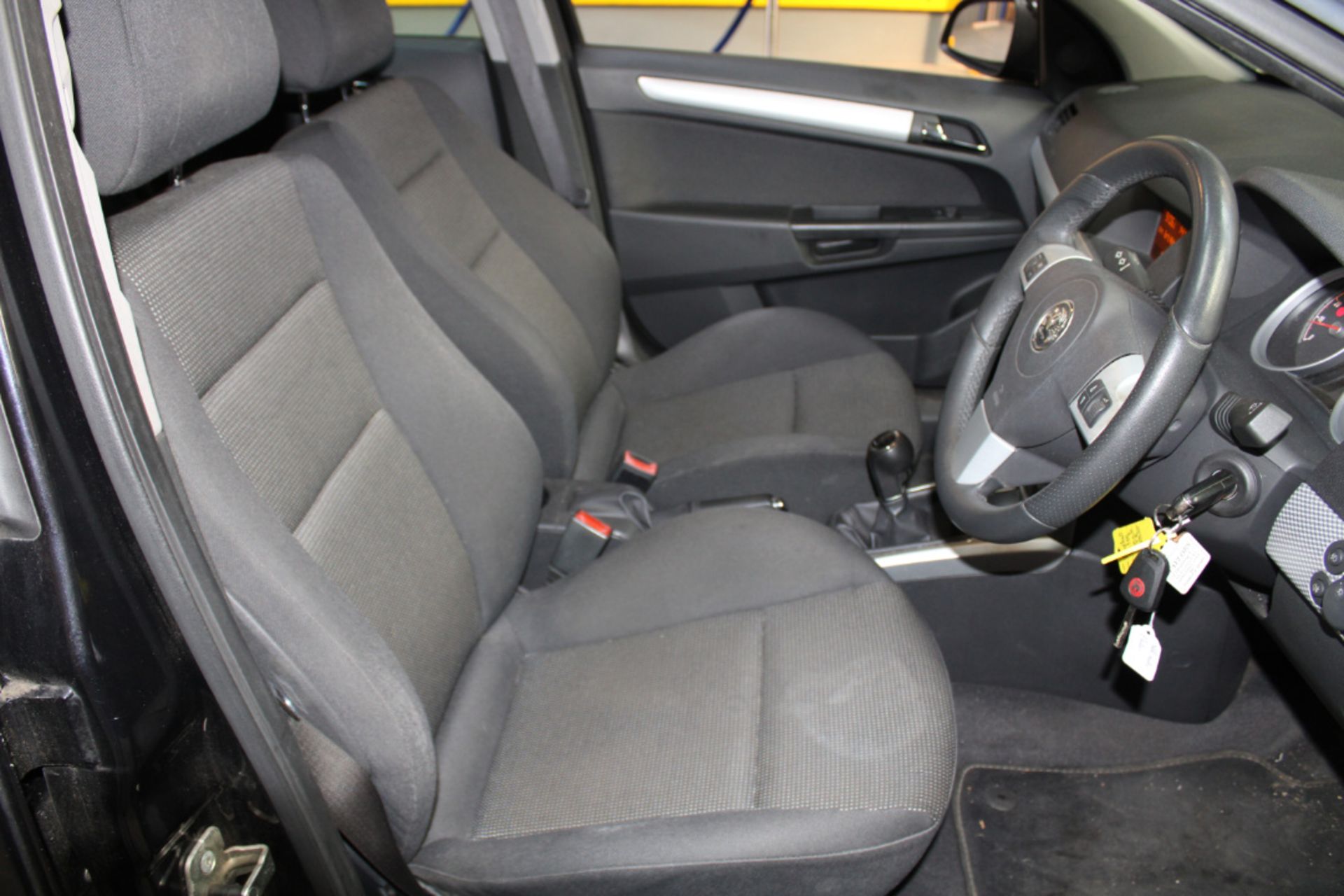 11 11 Vauxhall Astra SXI - Image 10 of 16