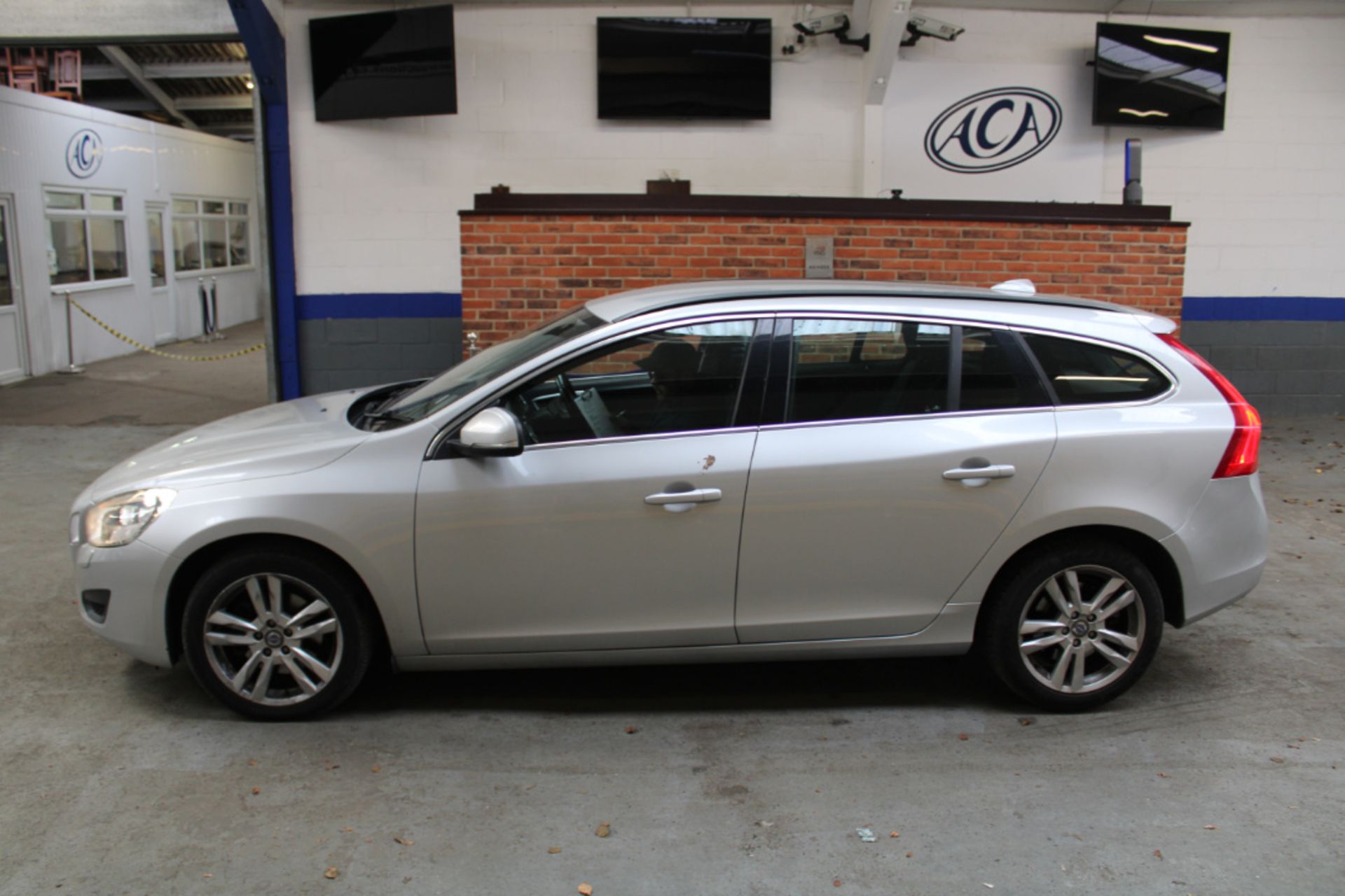 13 13 Volvo V60 SE D2 - Image 6 of 18