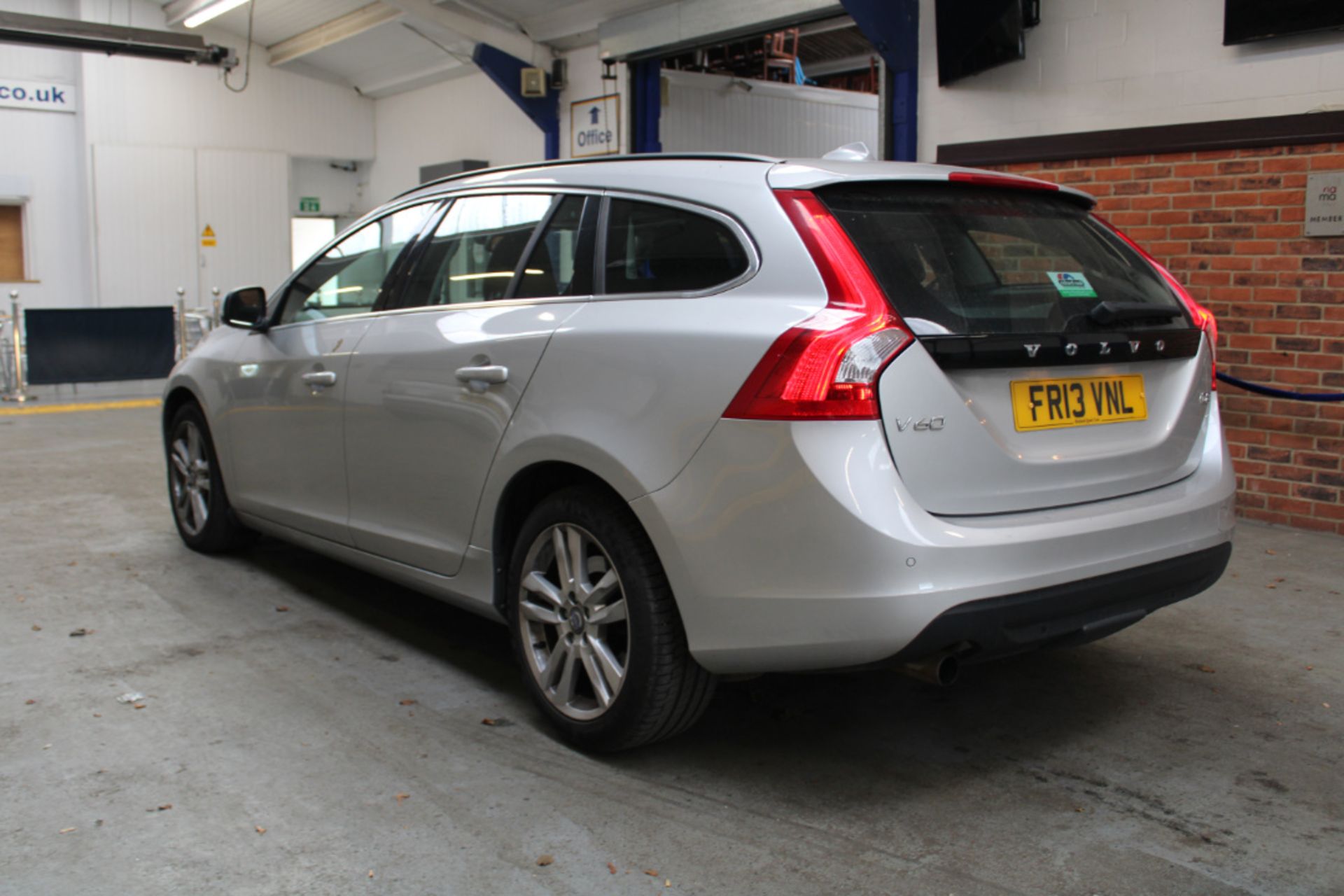 13 13 Volvo V60 SE D2 - Image 5 of 18