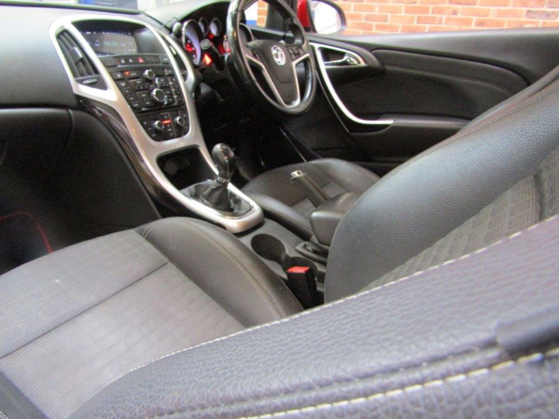 13 13 Vauxhall Astra GTC SRI CDTI - Image 11 of 23