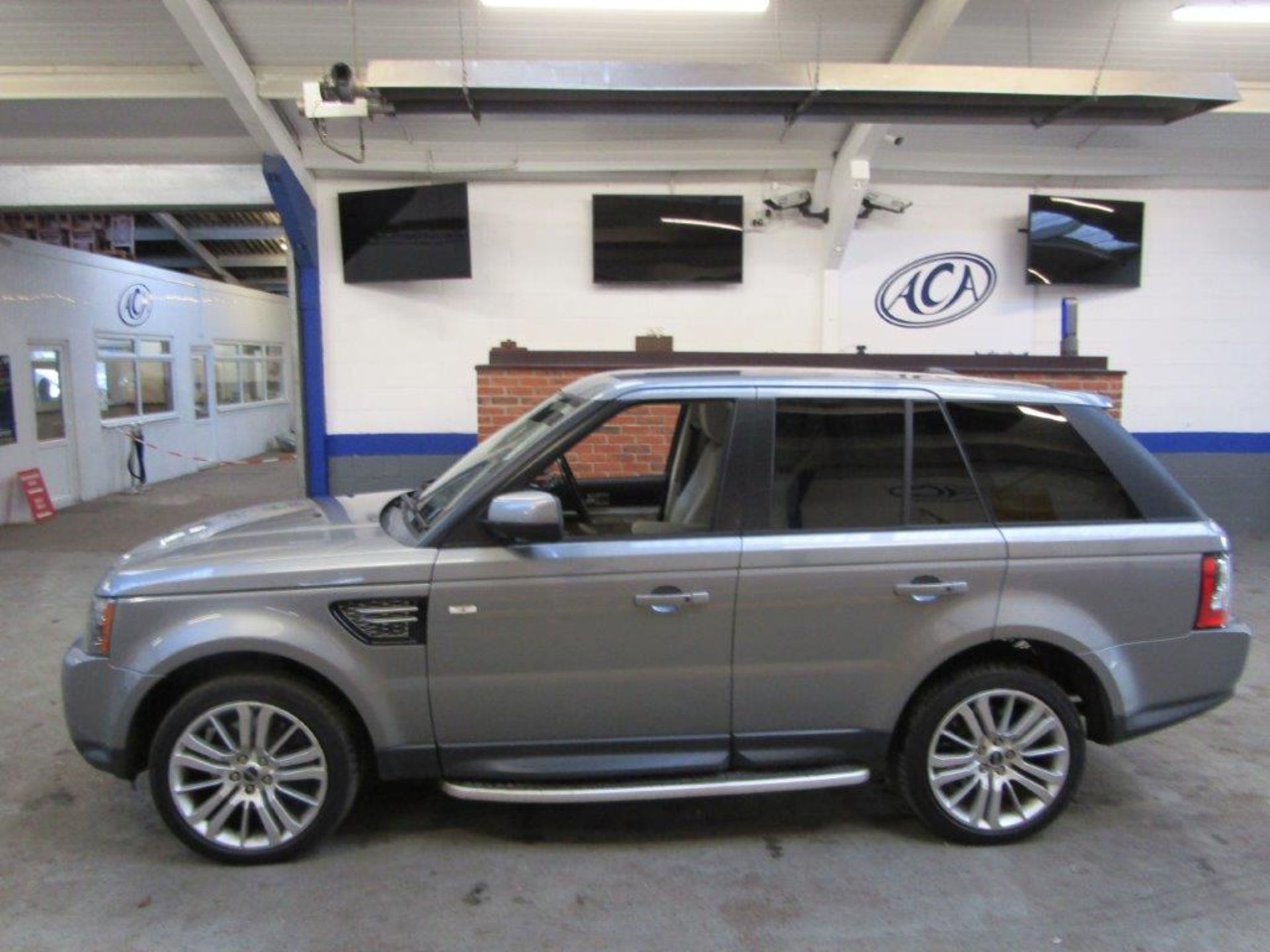 61 12 Range Rover Sport HSE SDV - Image 2 of 31