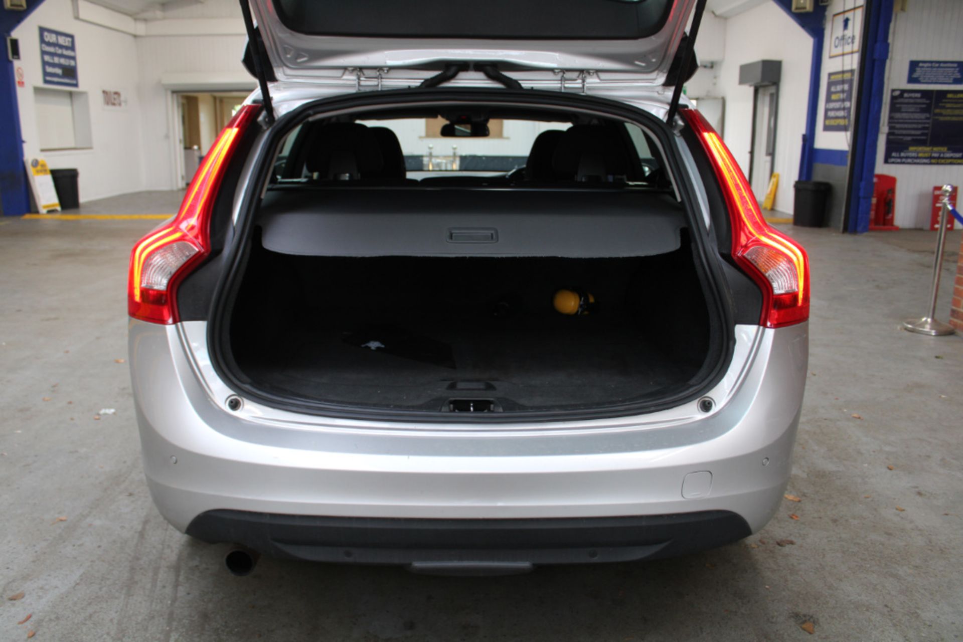 13 13 Volvo V60 SE D2 - Image 7 of 18