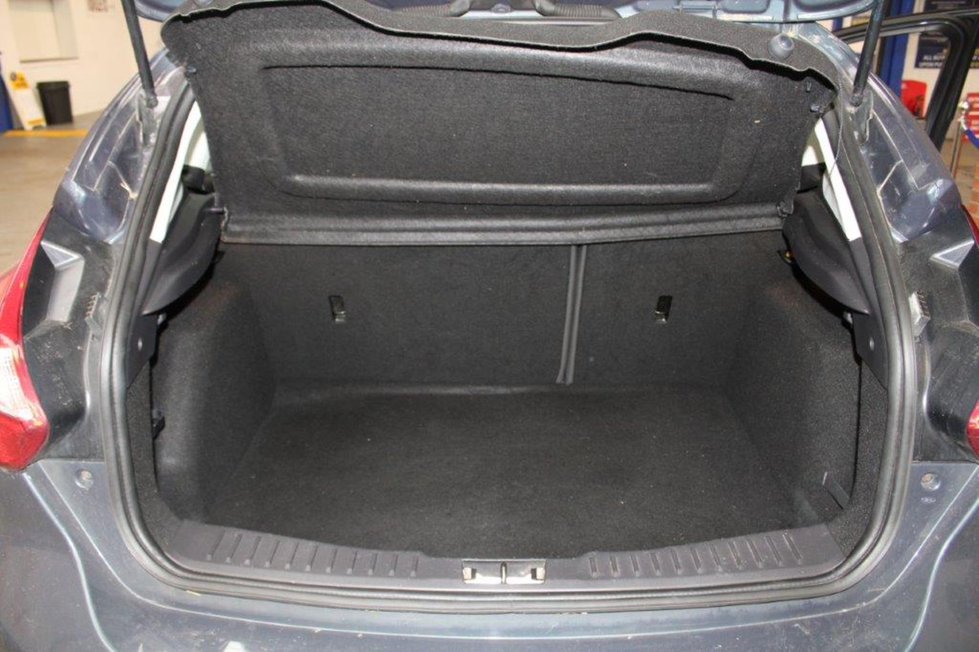 12 12 Ford Focus Zetec 105 - Image 13 of 13