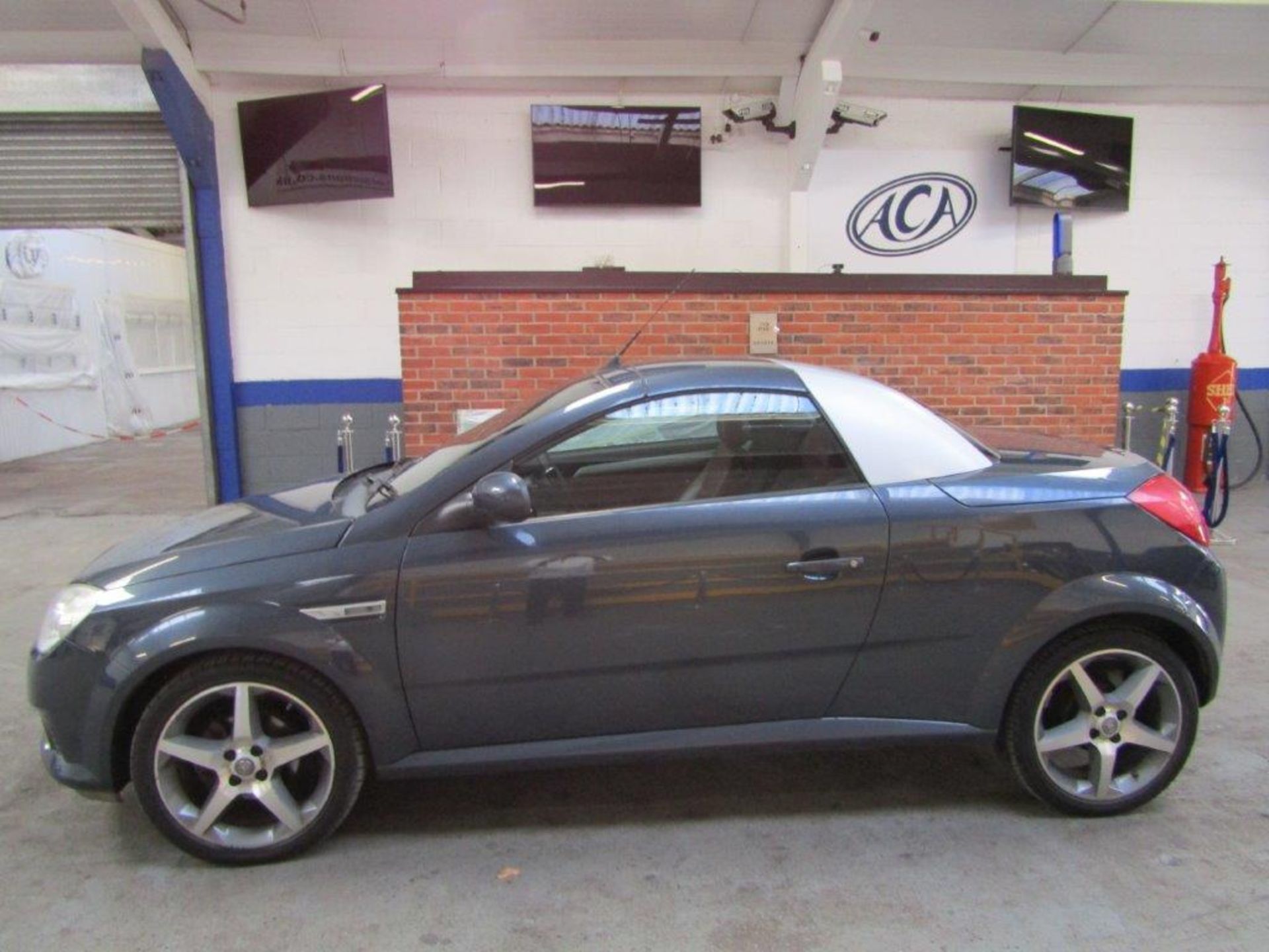 07 07 Vauxhall Tigra Exclusiv Red - Image 2 of 18