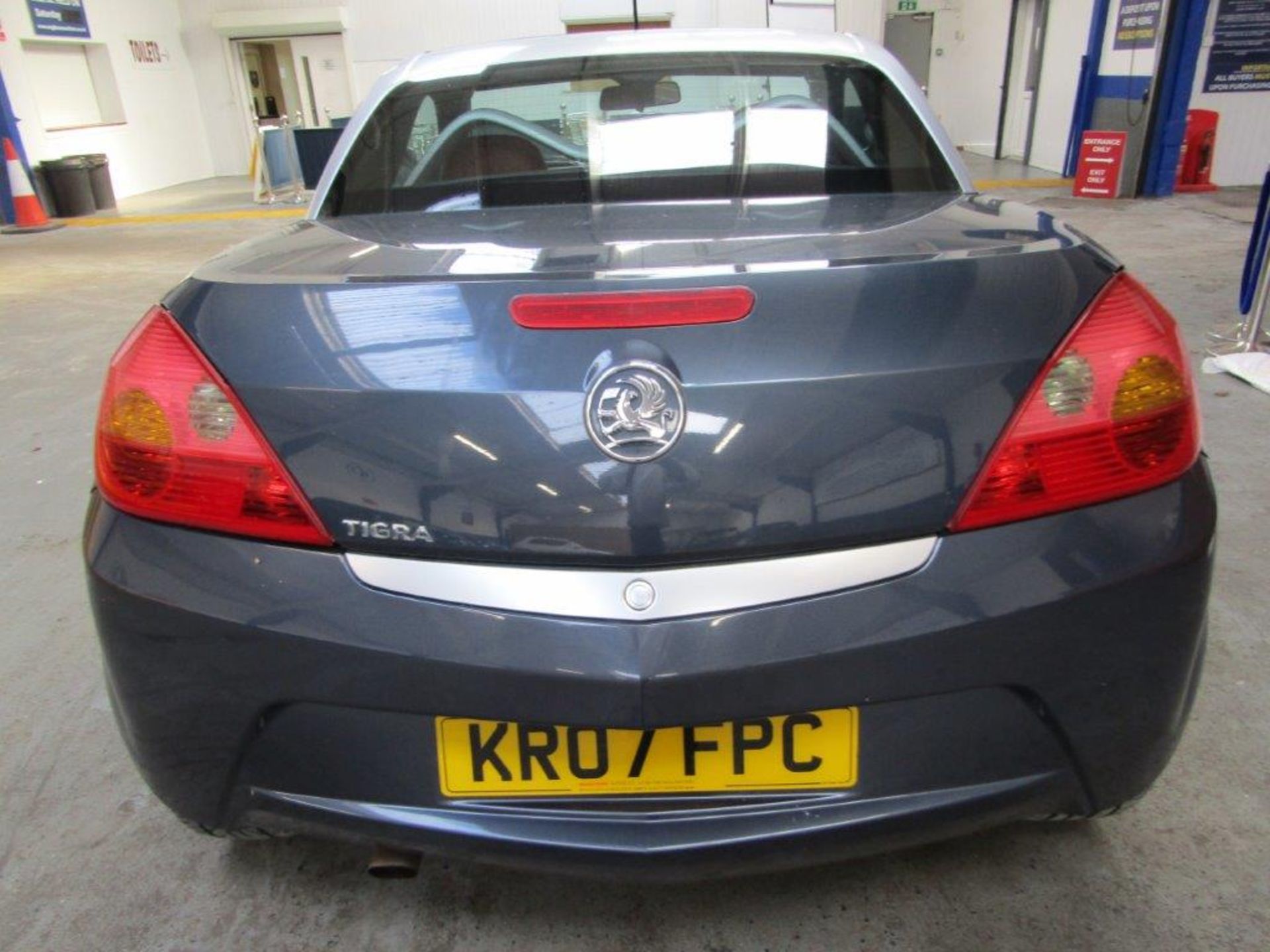 07 07 Vauxhall Tigra Exclusiv Red - Image 3 of 18