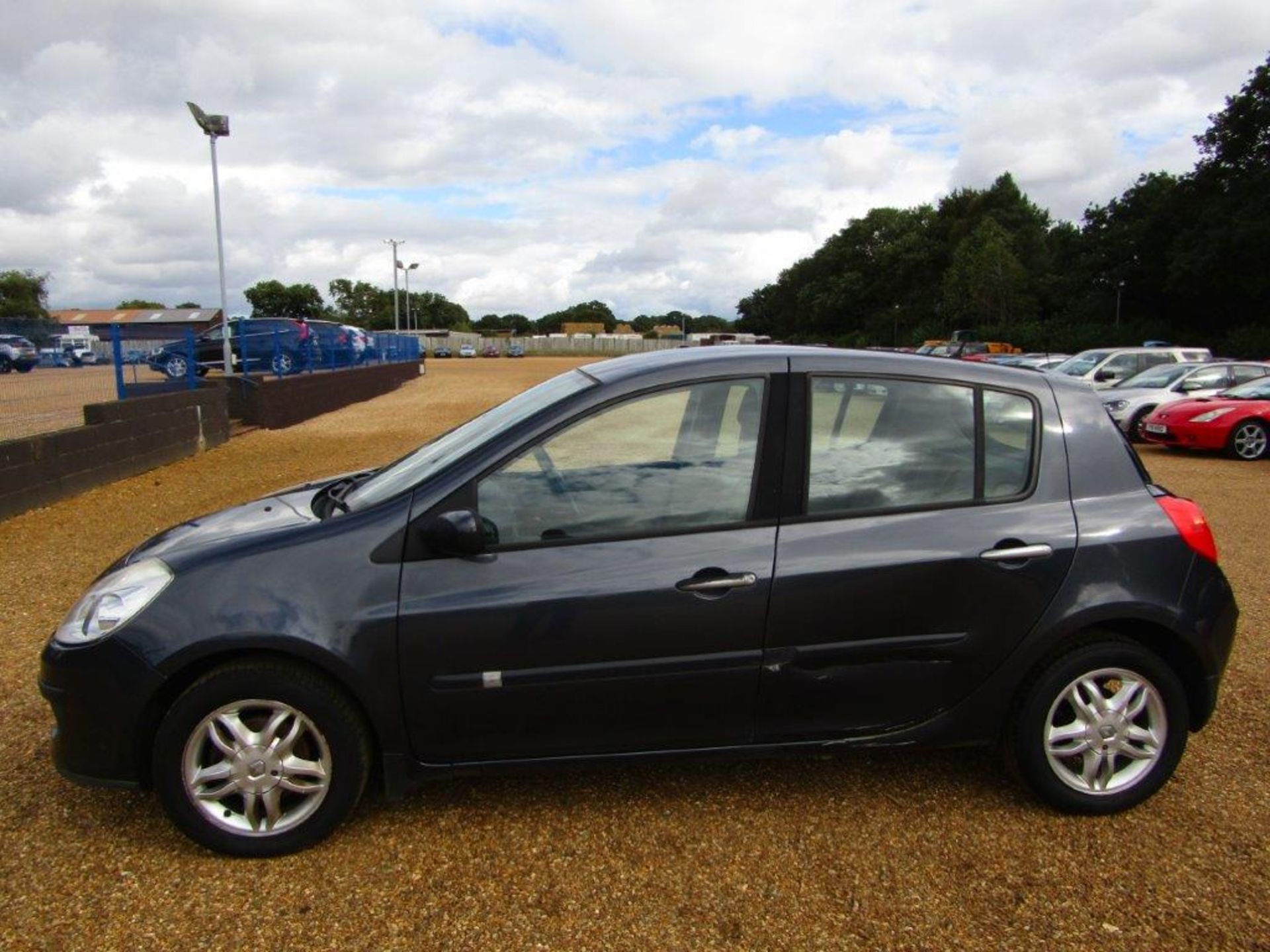 57 07 Renault Clio Privilege - Image 2 of 19