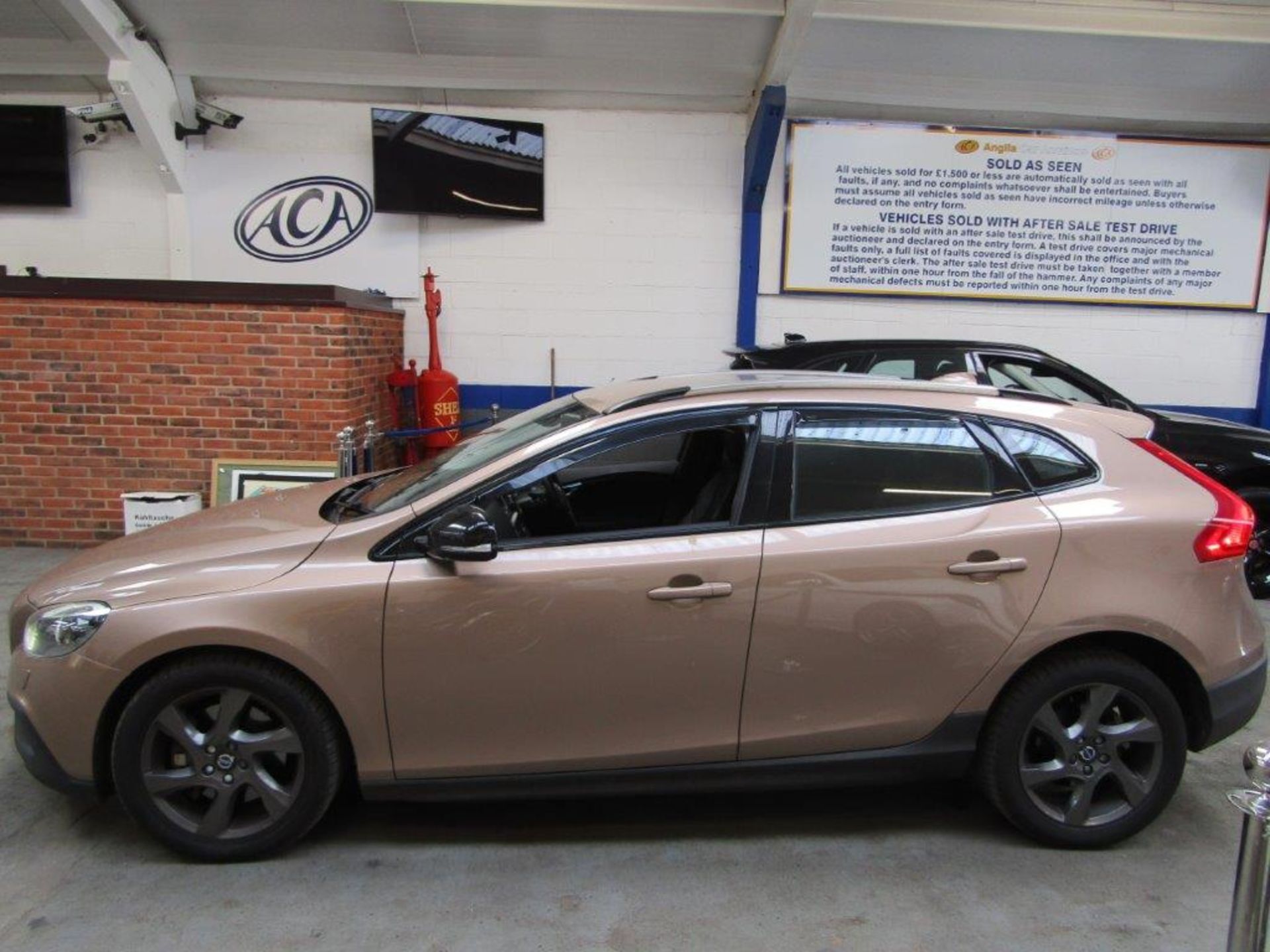 16 16 Volvo V40 Cross Country Lux - Image 2 of 22