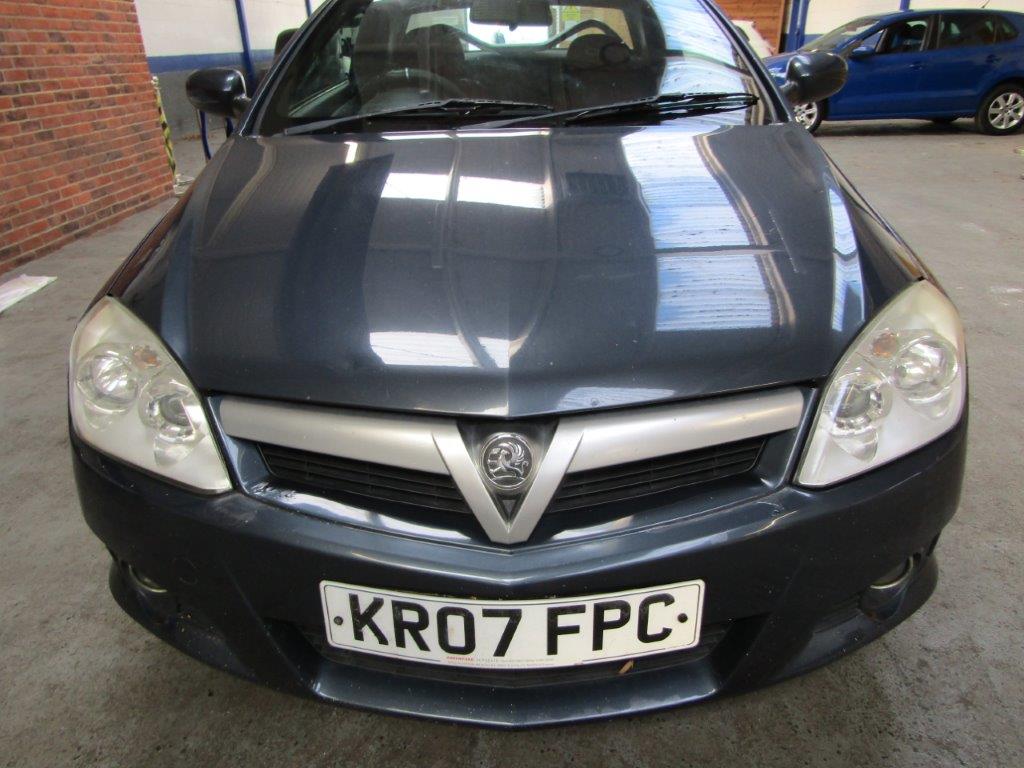 07 07 Vauxhall Tigra Exclusiv Red - Image 11 of 18