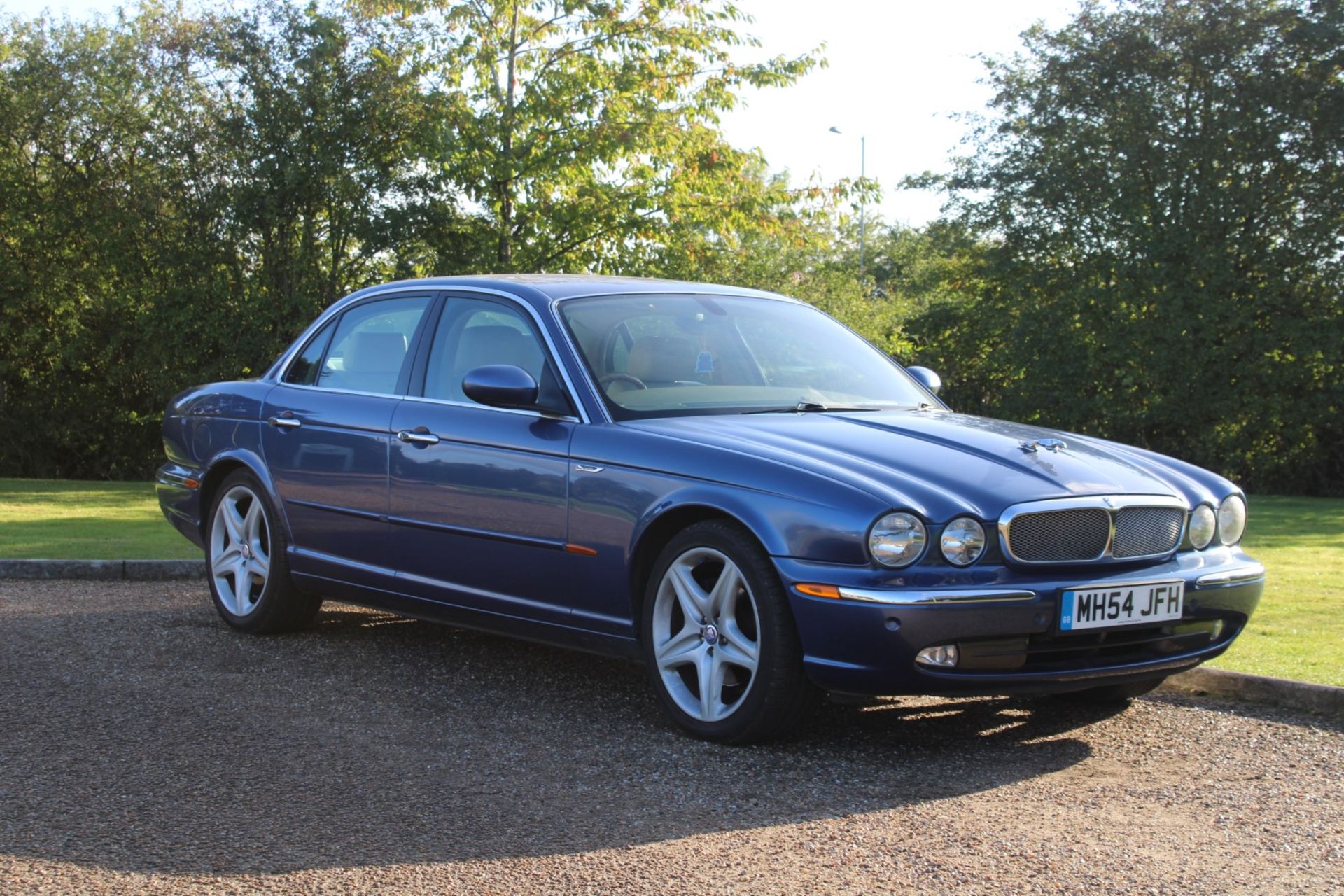 54 04 Jaguar XJ6 V6 SE Auto - Image 2 of 29