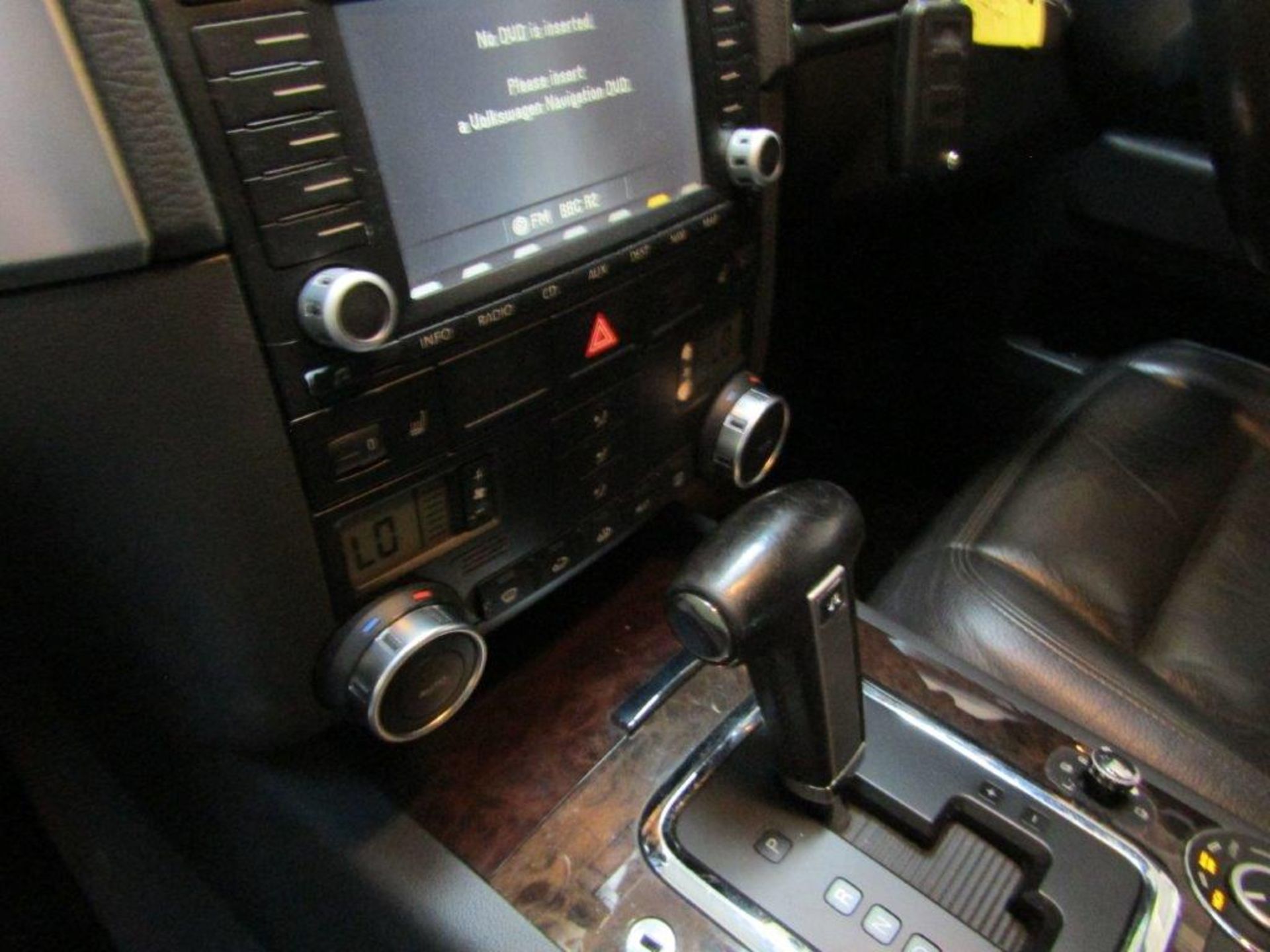 55 05 VW Touareg V6 TDI Sport A - Image 16 of 21