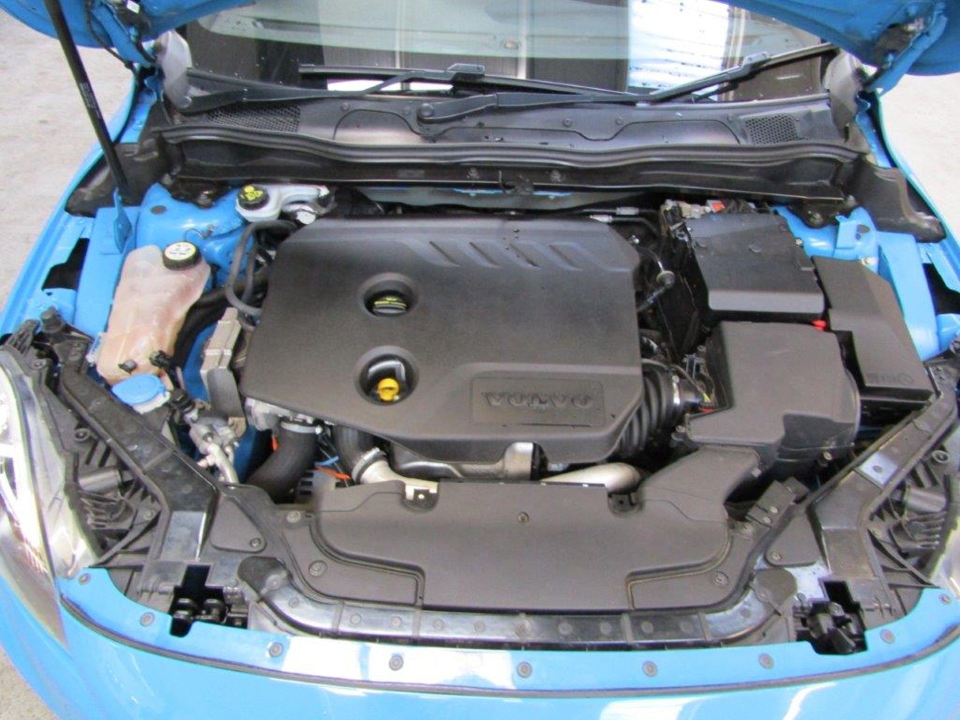 14 14 Volvo V40 R-Design D2 - Image 18 of 25