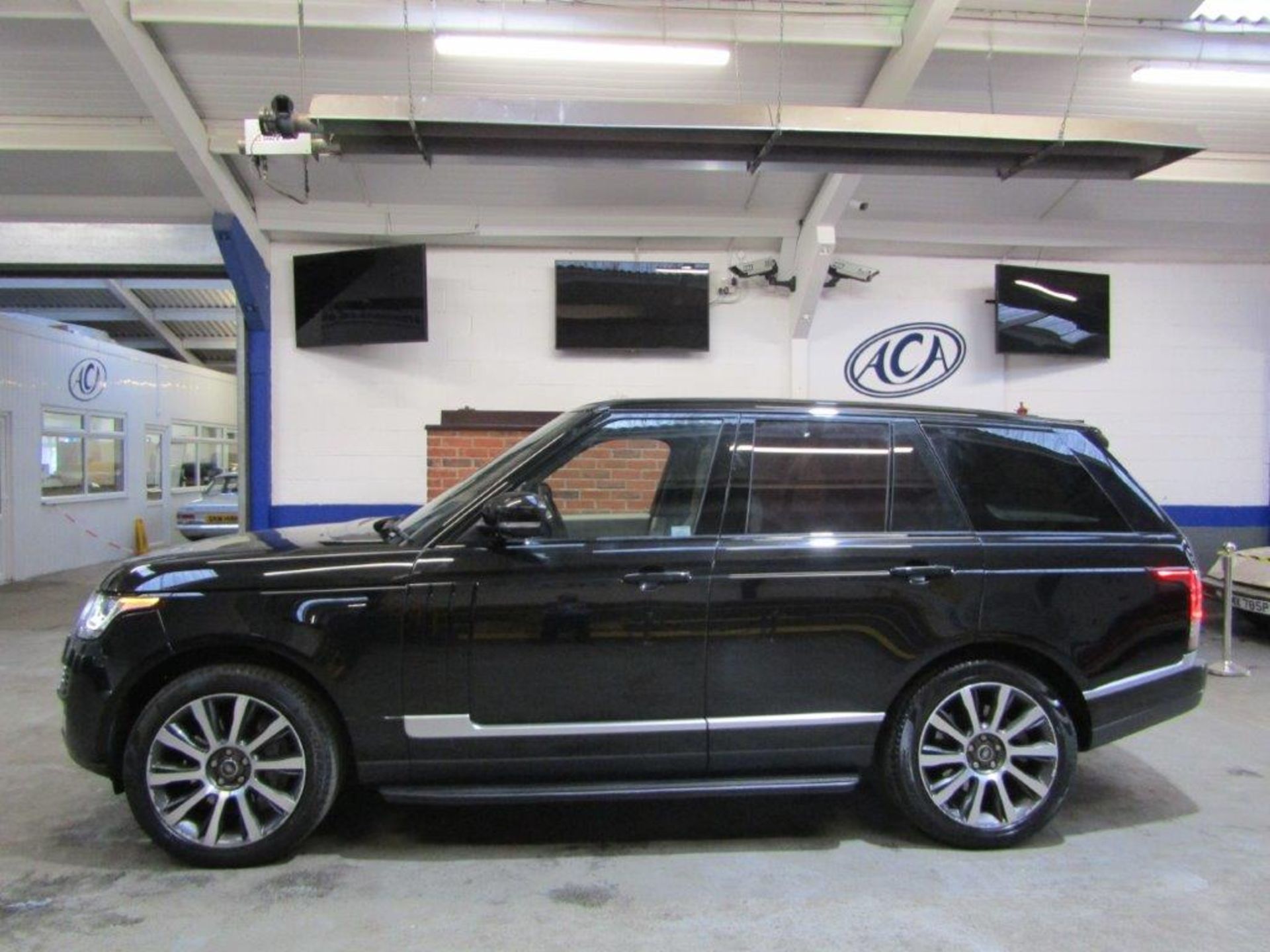 62 13 Range Rover Vogue TDV6 Auto - Image 2 of 46