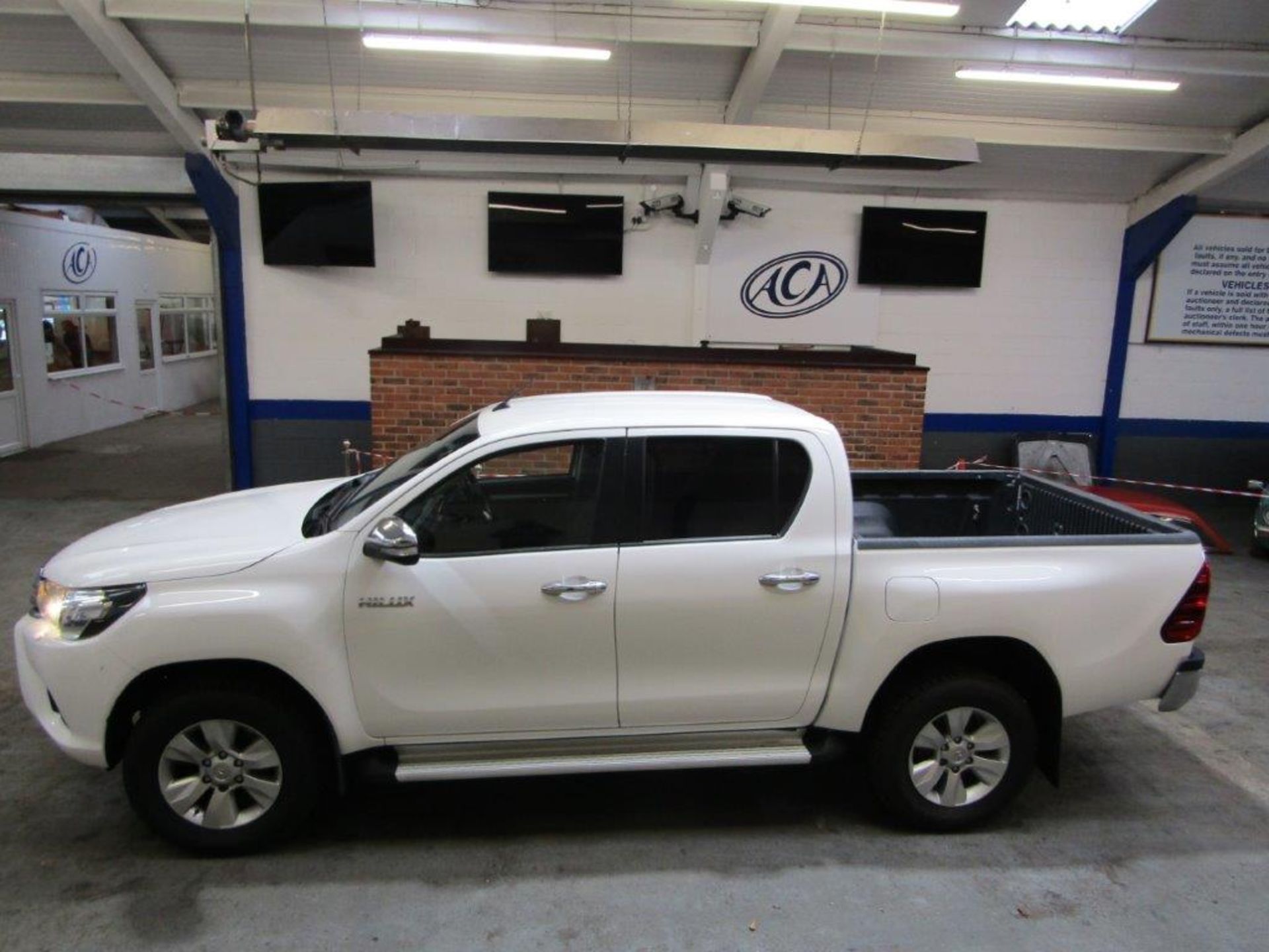 67 17 Toyota Hilux Icon D-4D 4WD - Image 2 of 35