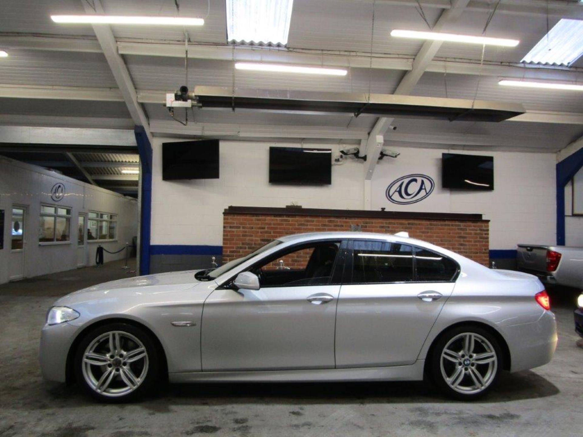 60 10 BMW 530D M Sport Auto - Image 2 of 29