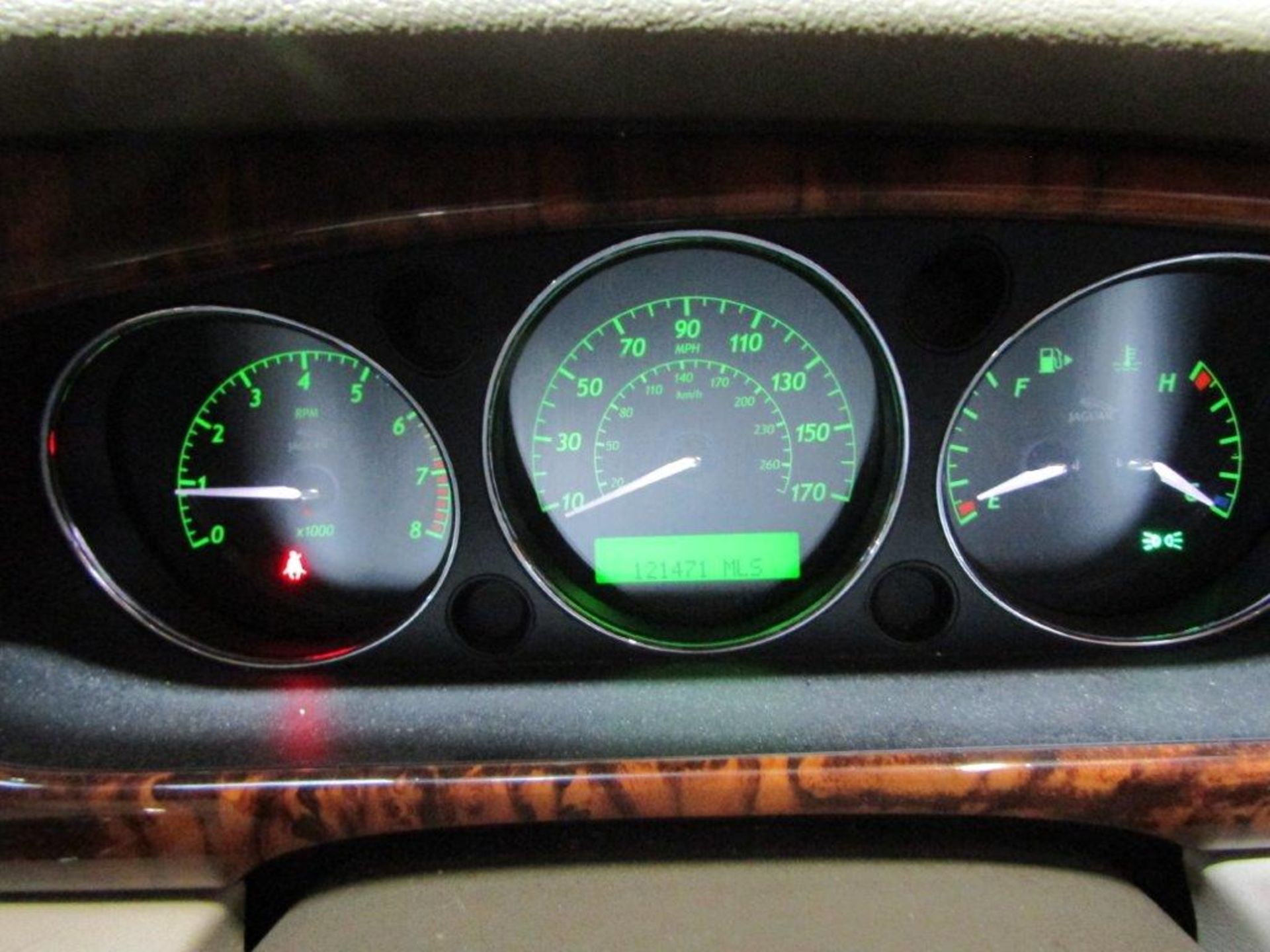 54 04 Jaguar XJ8 V8 SE Auto - Image 17 of 32
