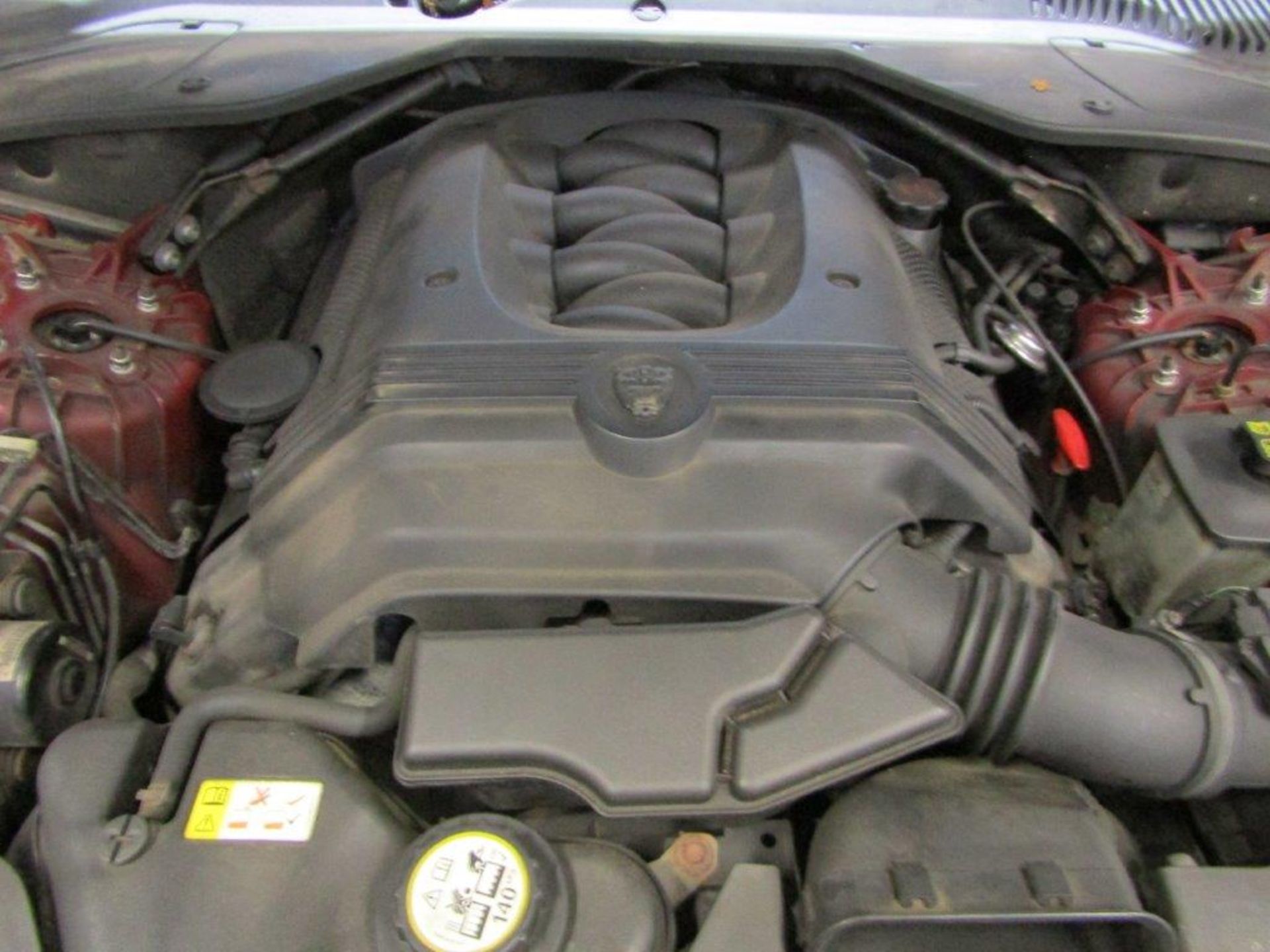 54 04 Jaguar XJ8 V8 SE Auto - Image 28 of 32