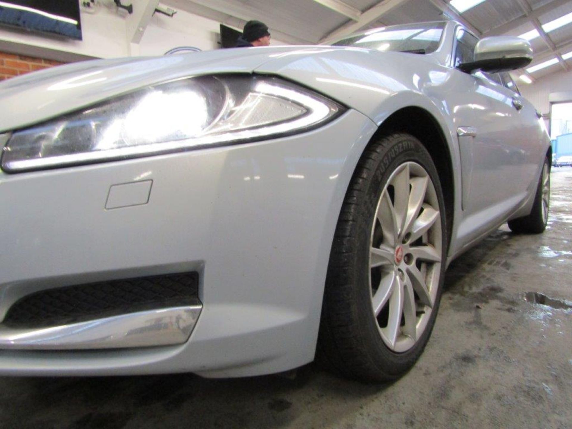 14 14 Jaguar XF Luxury D Auto - Image 25 of 26