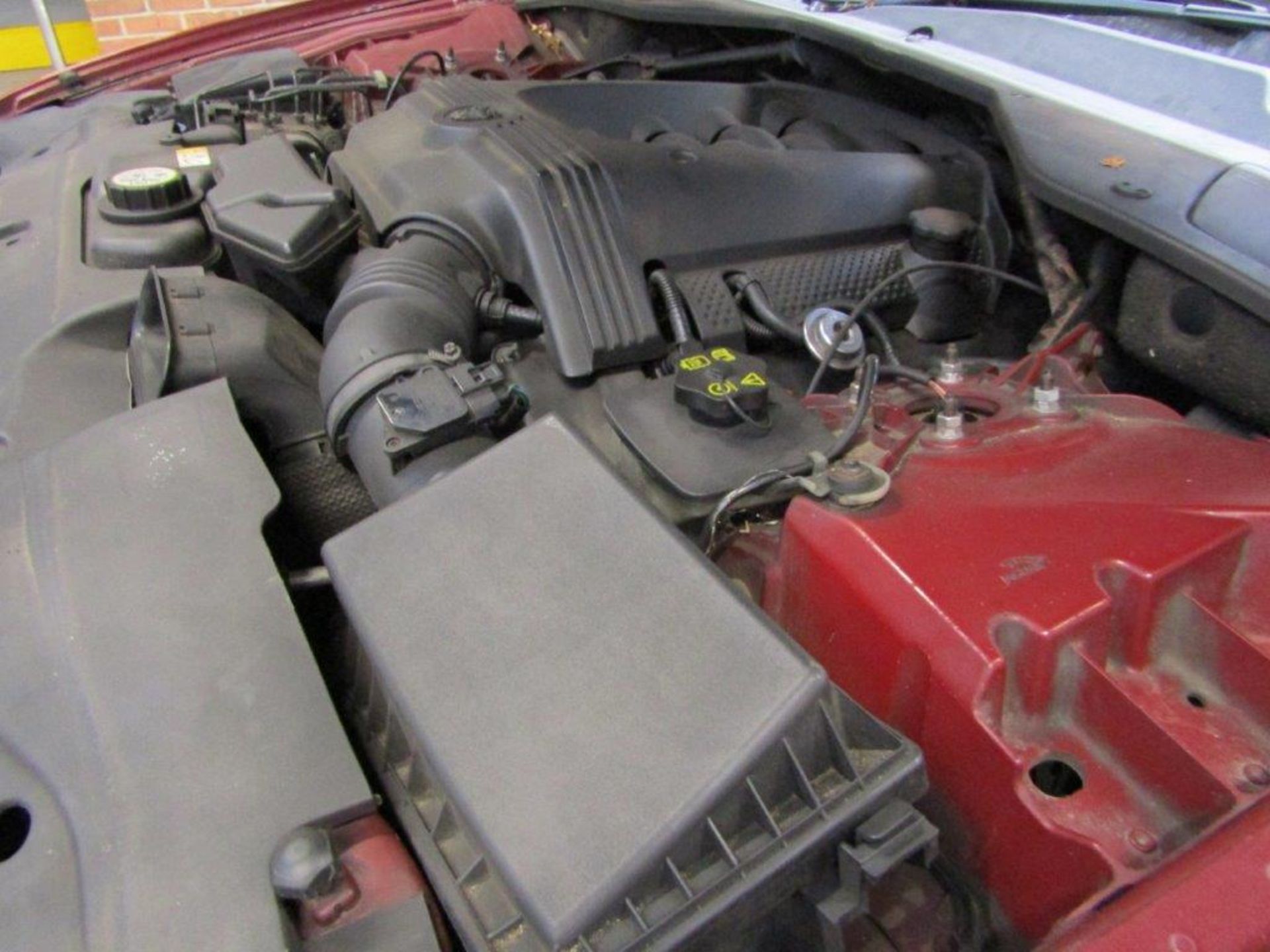 54 04 Jaguar XJ8 V8 SE Auto - Image 27 of 32