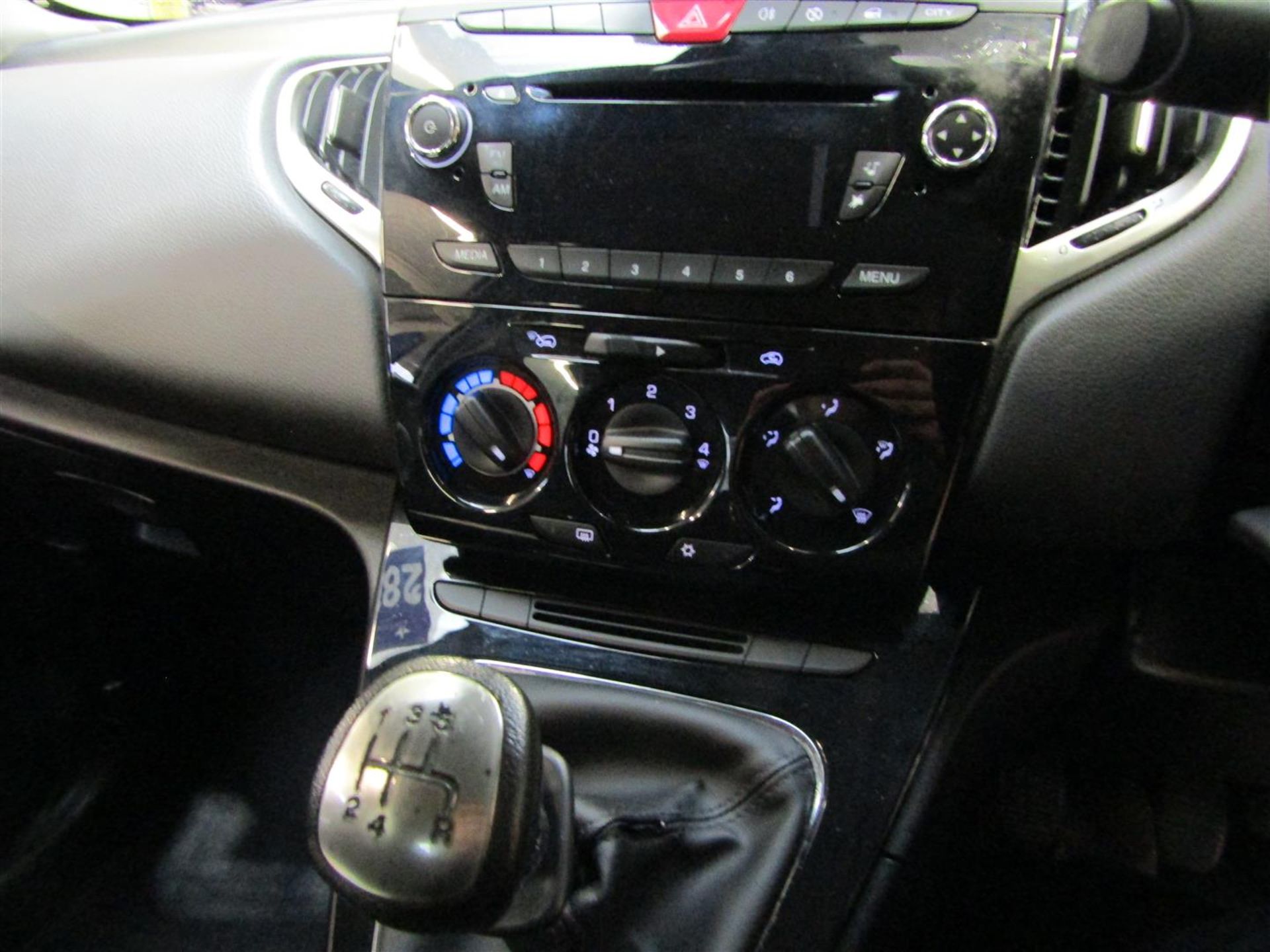 62 12 Chrysler Ypsilon SE - Image 12 of 21