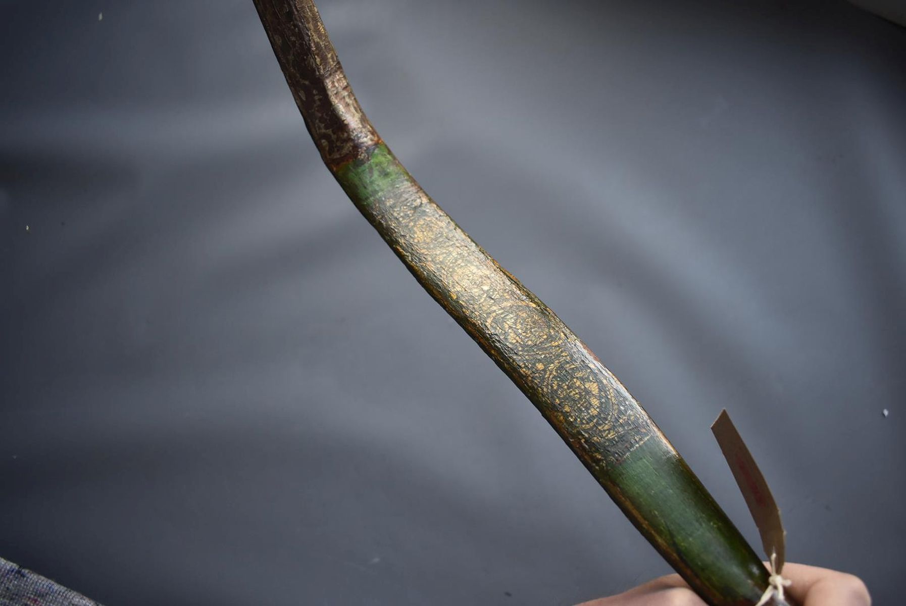 A LATE 18TH CENTURY INDIAN MUGHAL PERIOD LACQUERED WOODEN BOW, of characteristic recurved form, - Image 10 of 13