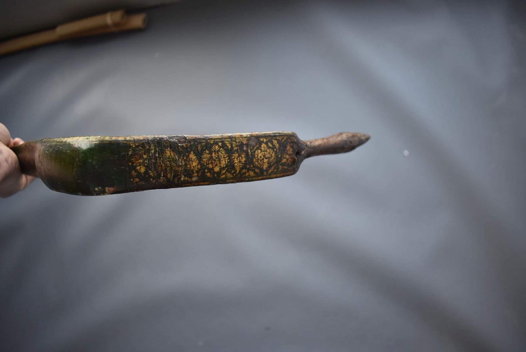 A LATE 18TH CENTURY INDIAN MUGHAL PERIOD LACQUERED WOODEN BOW, of characteristic recurved form, - Image 7 of 13