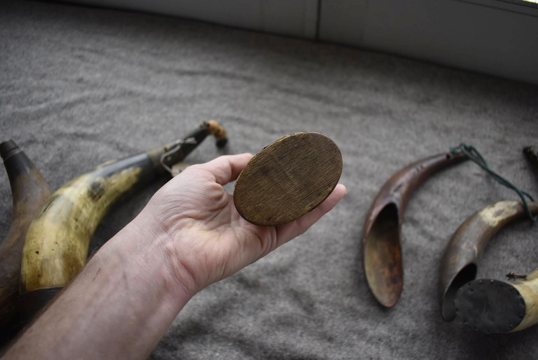 TWO 19TH CENTURY HORN POWDER SCOOPS, one branded with the initials TK, together with four 19th - Image 10 of 19