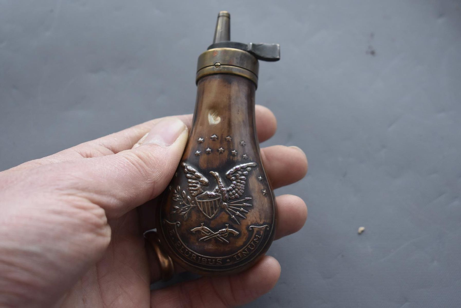 AN EMBOSSED COPPER POWDER FLASK, the lacquered copper body decorated with, stars, an eagle and - Image 3 of 8