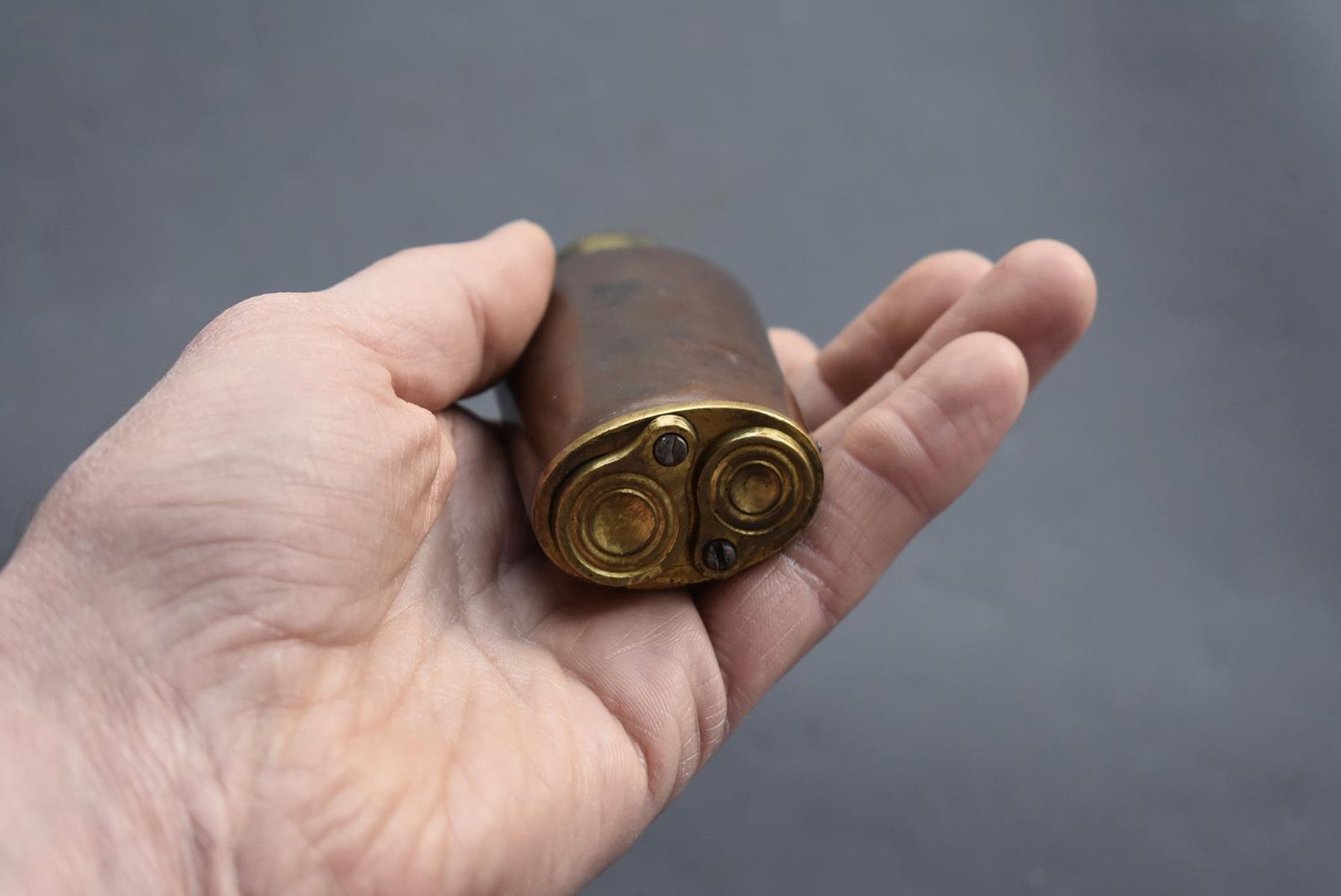 A THREE WAY PERCUSSION POWDER FLASK, sprung gilt top, lacquered copper body, gilt base with two - Image 4 of 5