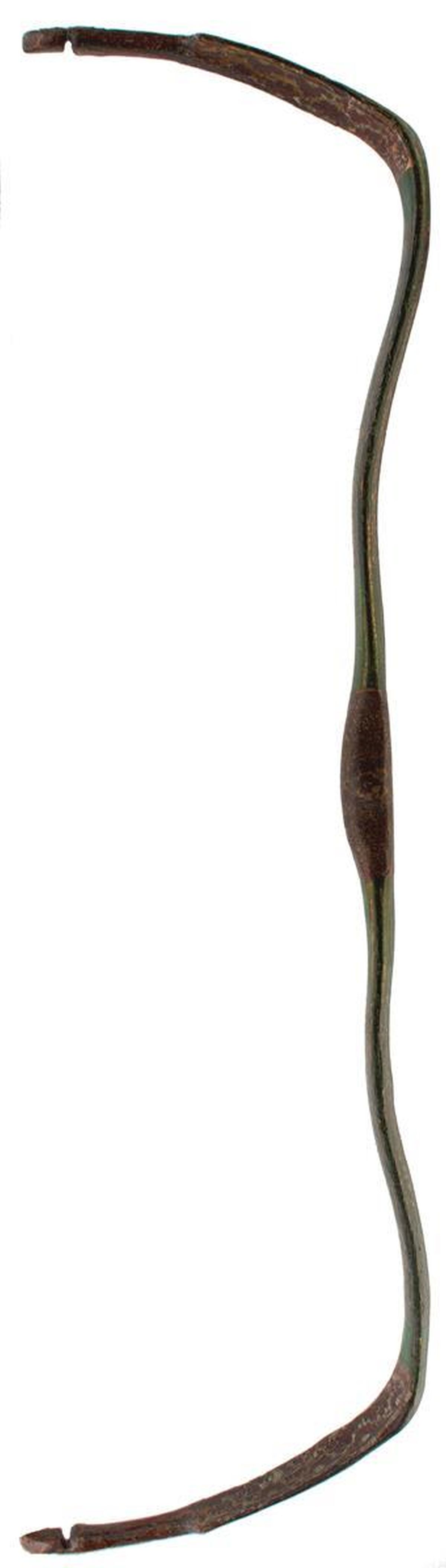 A LATE 18TH CENTURY INDIAN MUGHAL PERIOD LACQUERED WOODEN BOW, of characteristic recurved form,