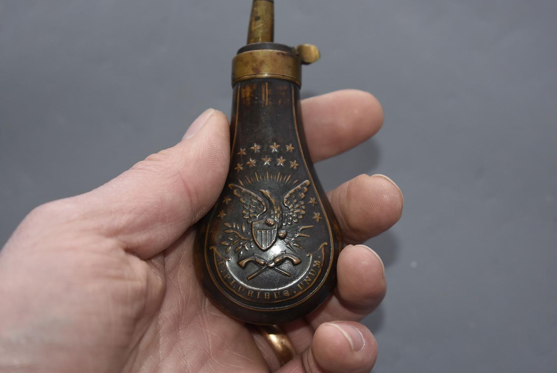 AN EMBOSSED COPPER POWDER FLASK, the lacquered copper body decorated with, stars, an eagle and - Image 4 of 7