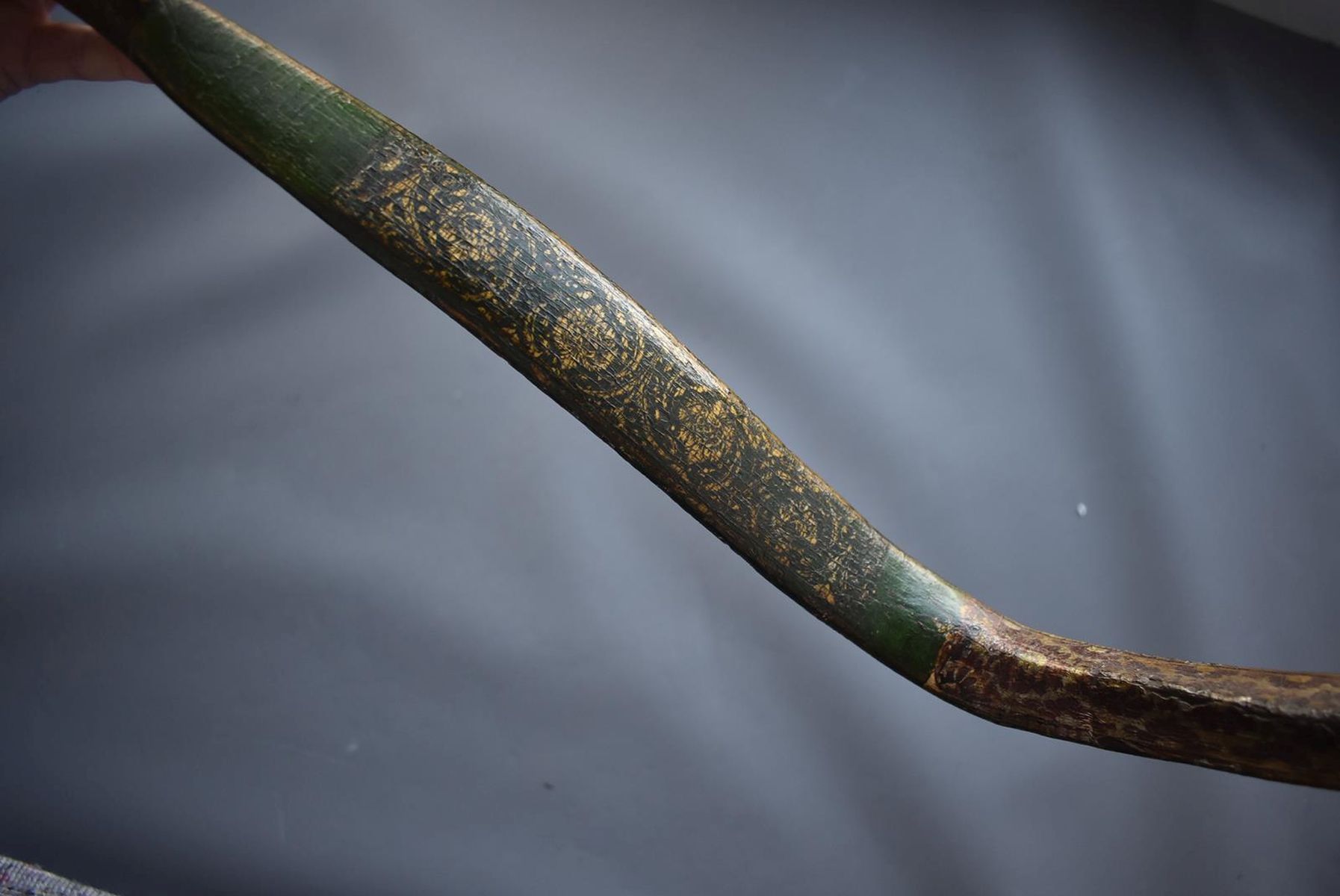 A LATE 18TH CENTURY INDIAN MUGHAL PERIOD LACQUERED WOODEN BOW, of characteristic recurved form, - Image 12 of 13