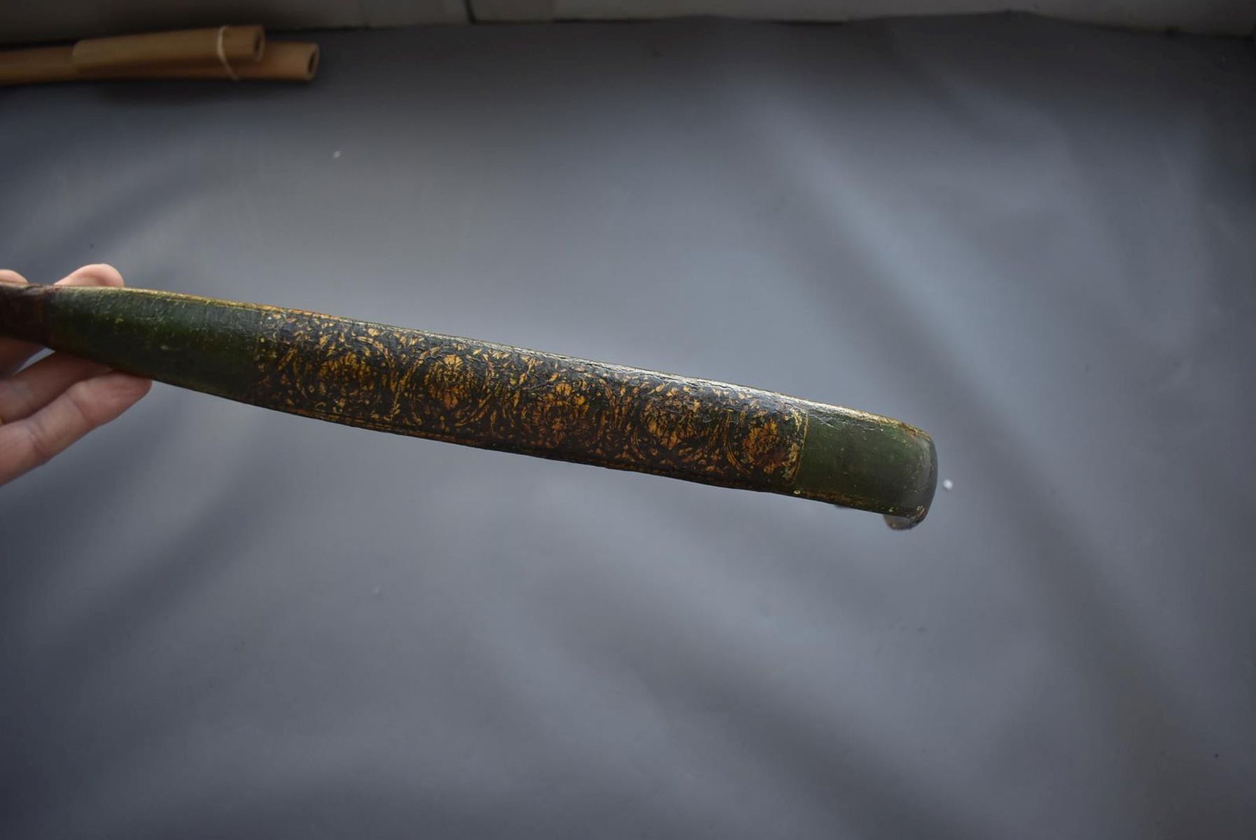 A LATE 18TH CENTURY INDIAN MUGHAL PERIOD LACQUERED WOODEN BOW, of characteristic recurved form, - Image 6 of 13